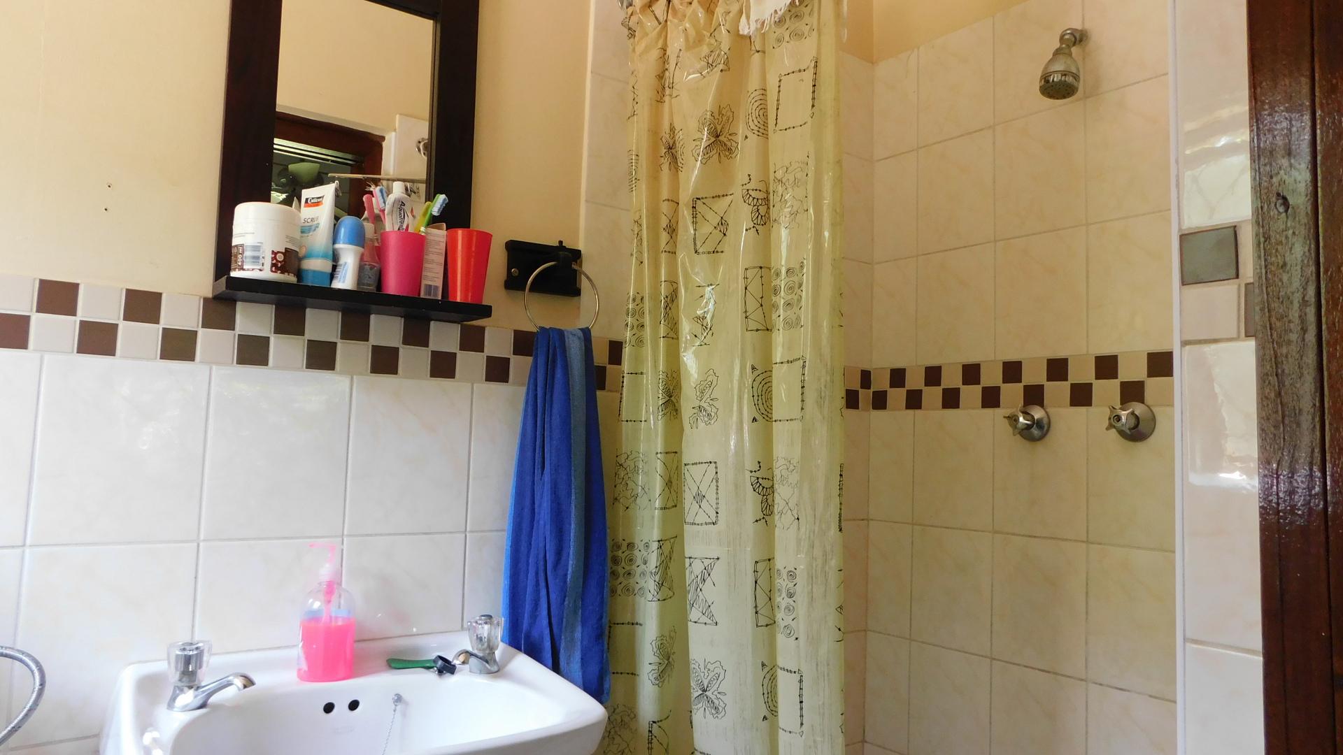 Main Bathroom - 3 square meters of property in Lincoln Meade