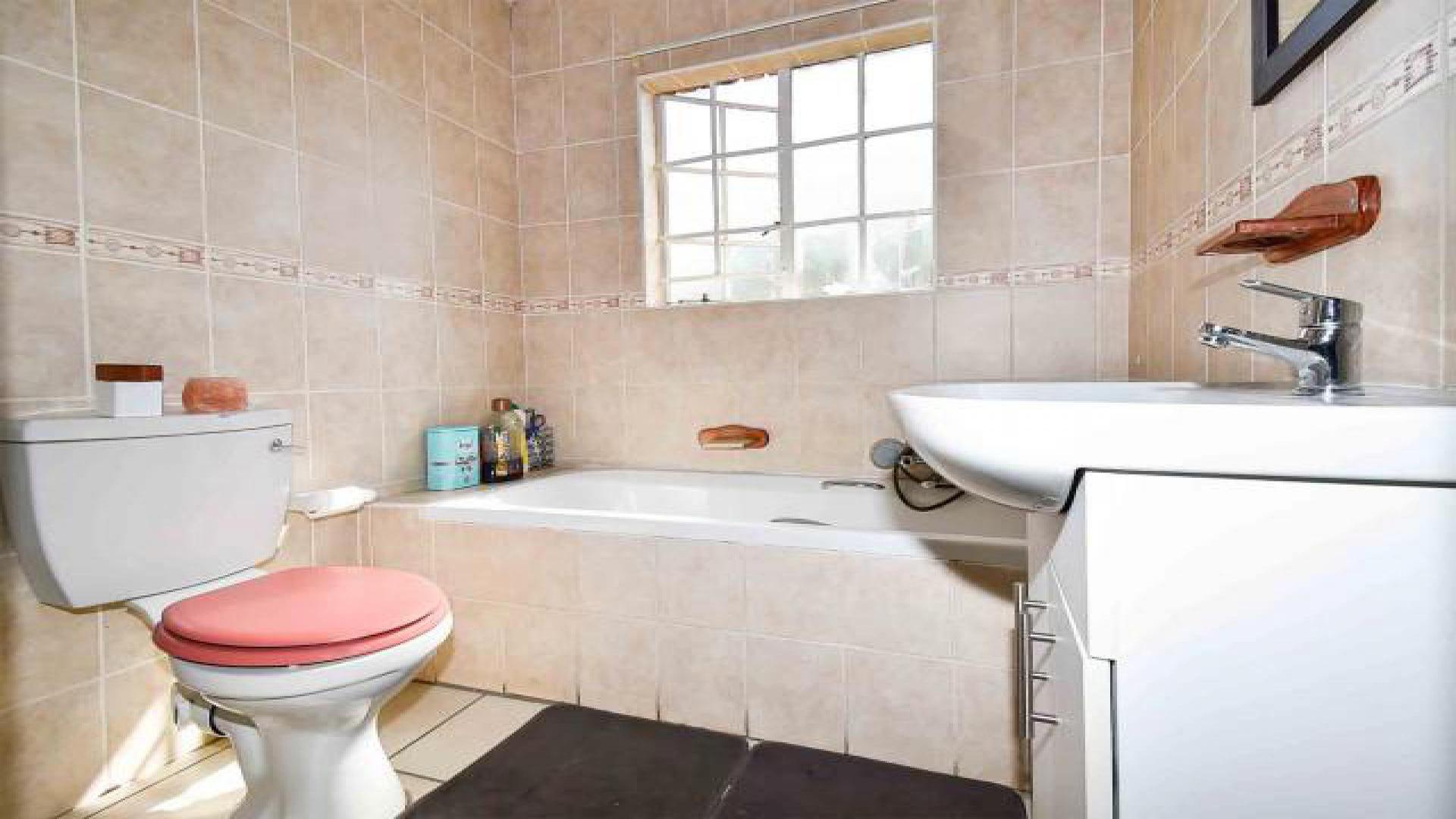 Bathroom 1 - 6 square meters of property in Wilgeheuwel 