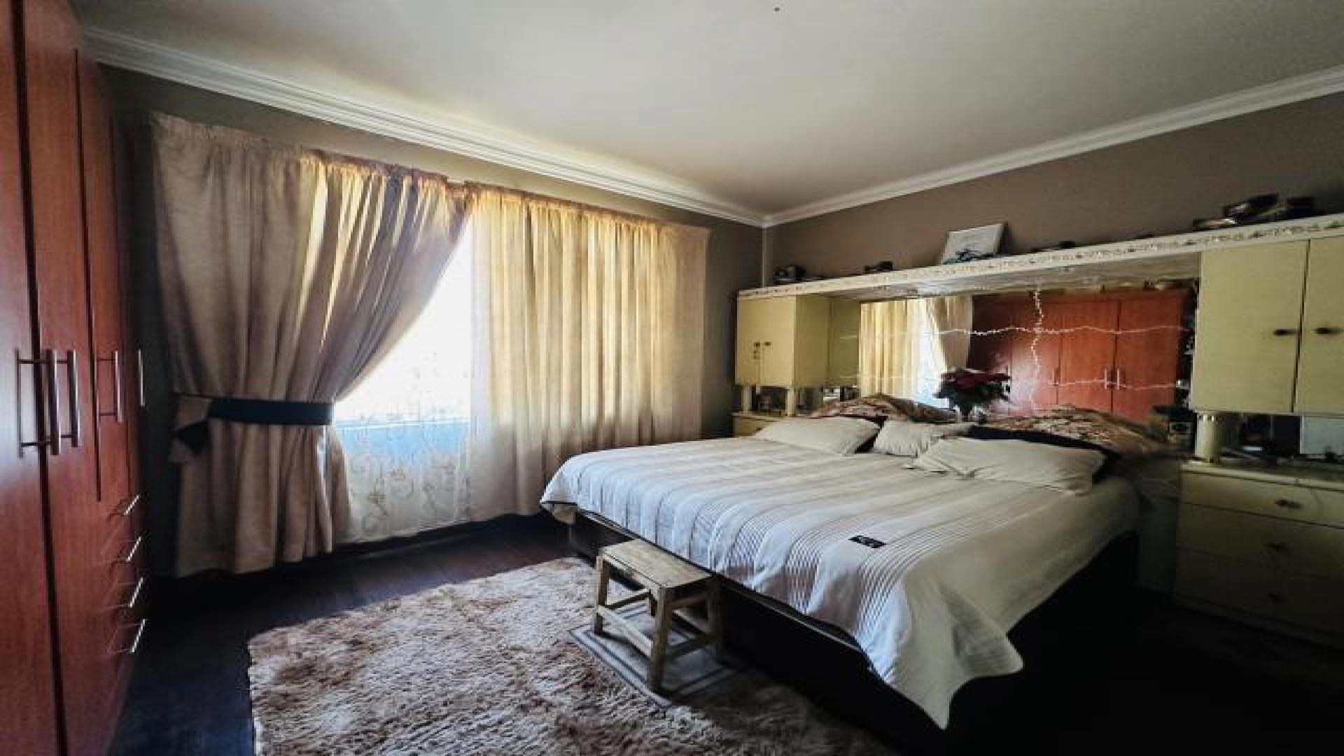 Bed Room 1 of property in Elsburg