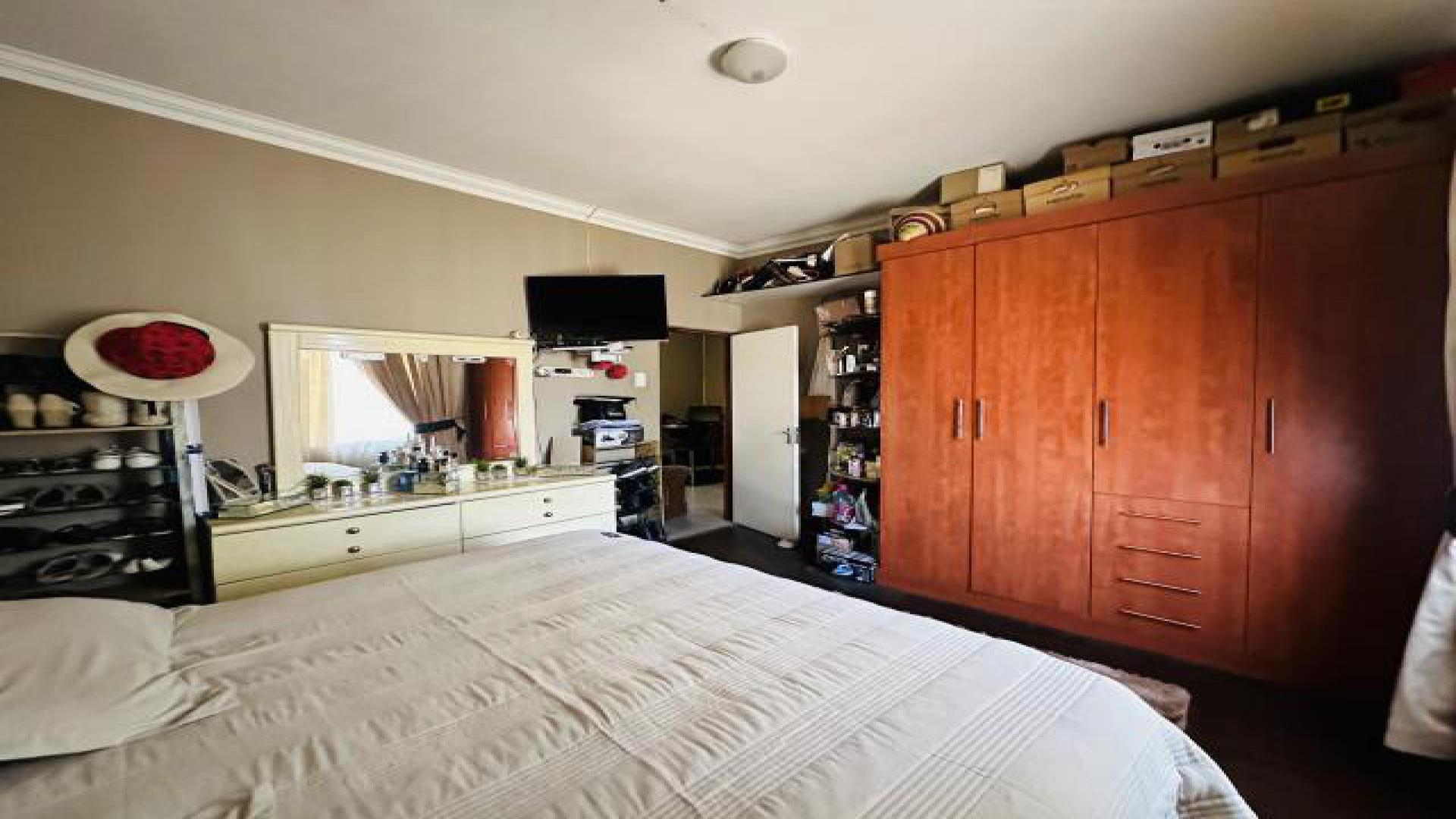 Bed Room 1 of property in Elsburg