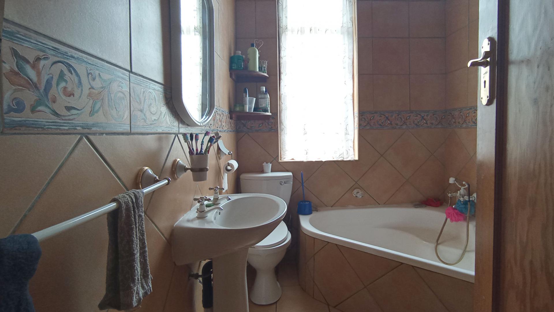 Bathroom 1 - 6 square meters of property in Fishers Hill