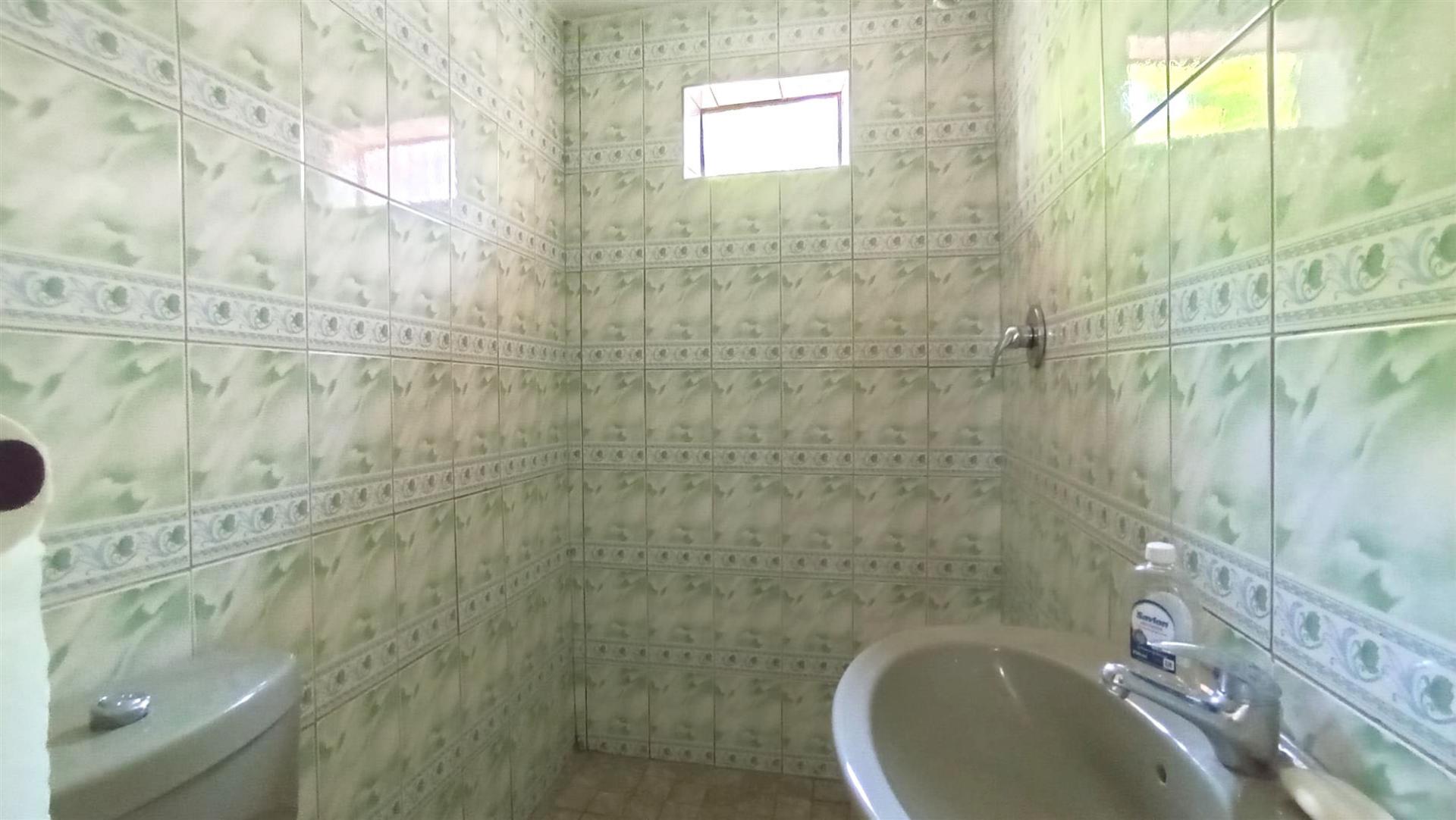 Bathroom 3+ - 11 square meters of property in Pretoria West