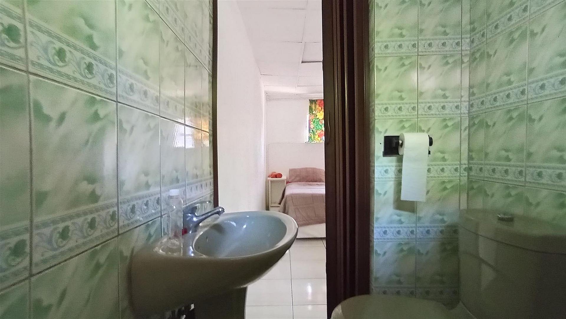 Bathroom 3+ - 11 square meters of property in Pretoria West