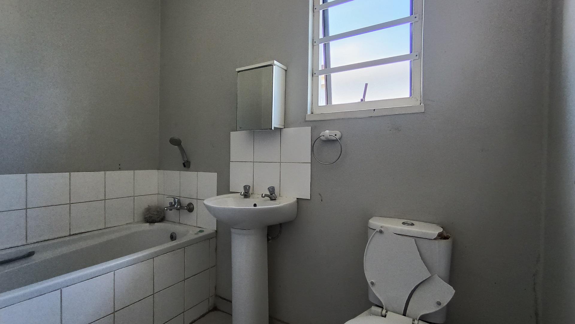 Bathroom 1 - 5 square meters of property in Eerste River