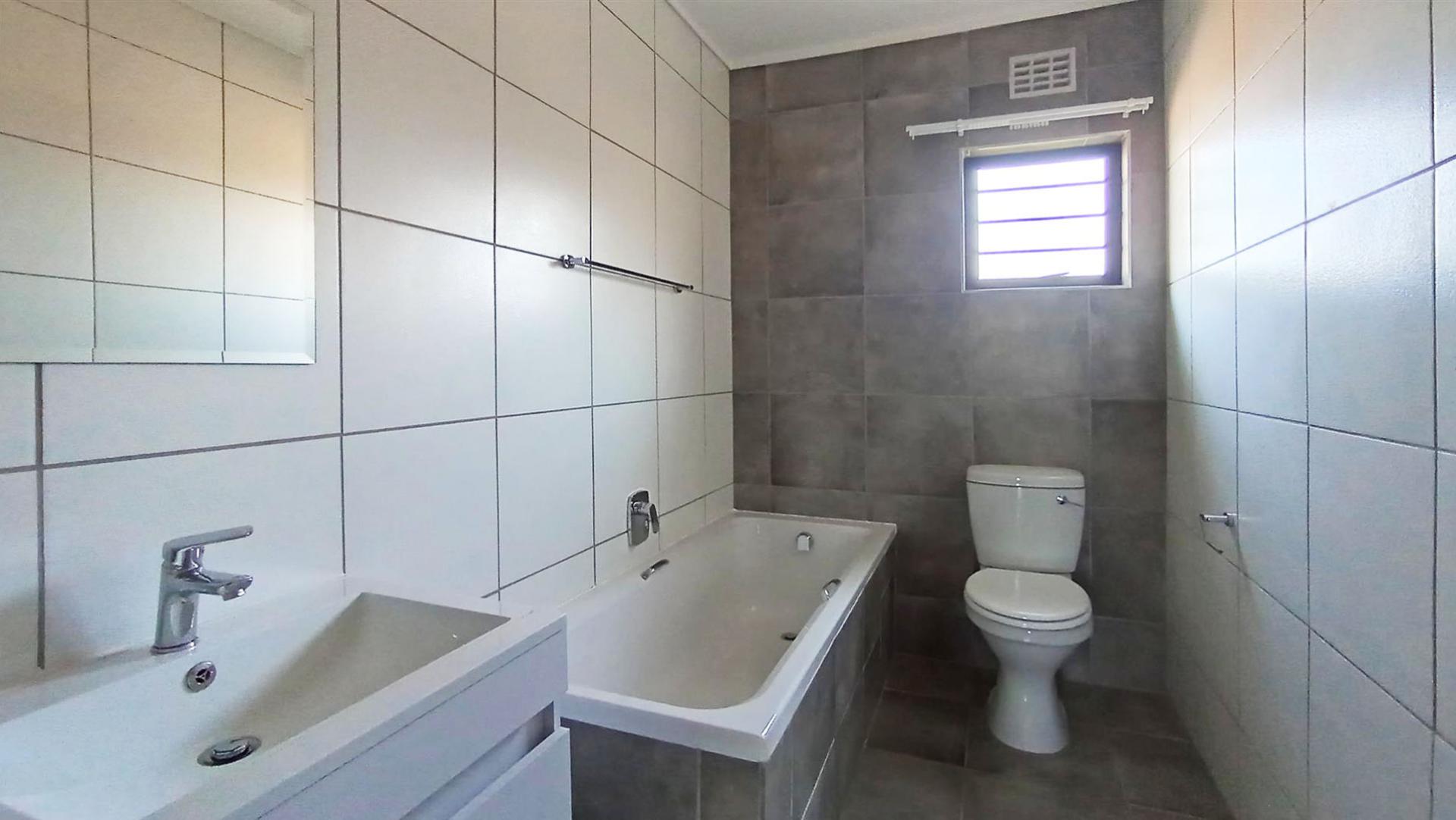 Bathroom 1 - 6 square meters of property in Lotus Gardens