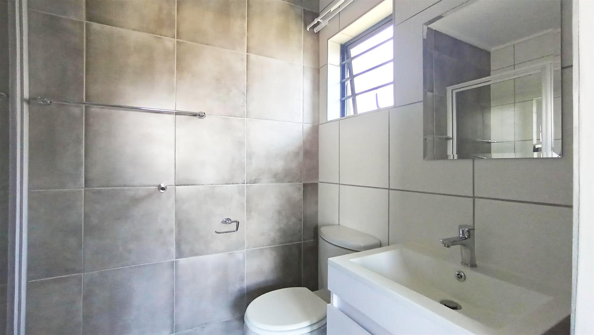 Main Bathroom - 5 square meters of property in Lotus Gardens