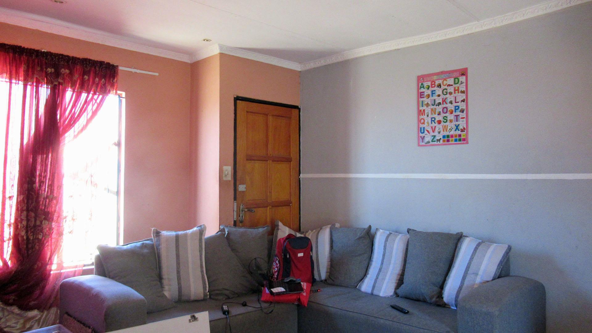 Lounges - 14 square meters of property in Naturena