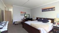 Main Bedroom - 35 square meters of property in Waterkloof Glen