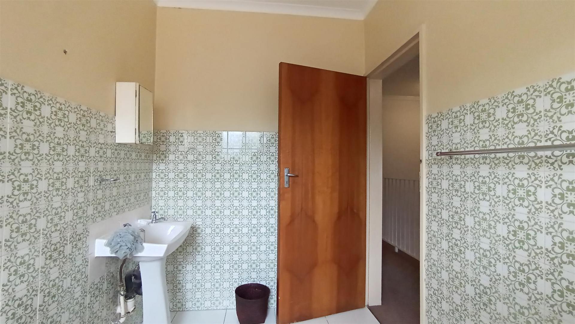 Bathroom 1 - 7 square meters of property in Waterkloof Glen