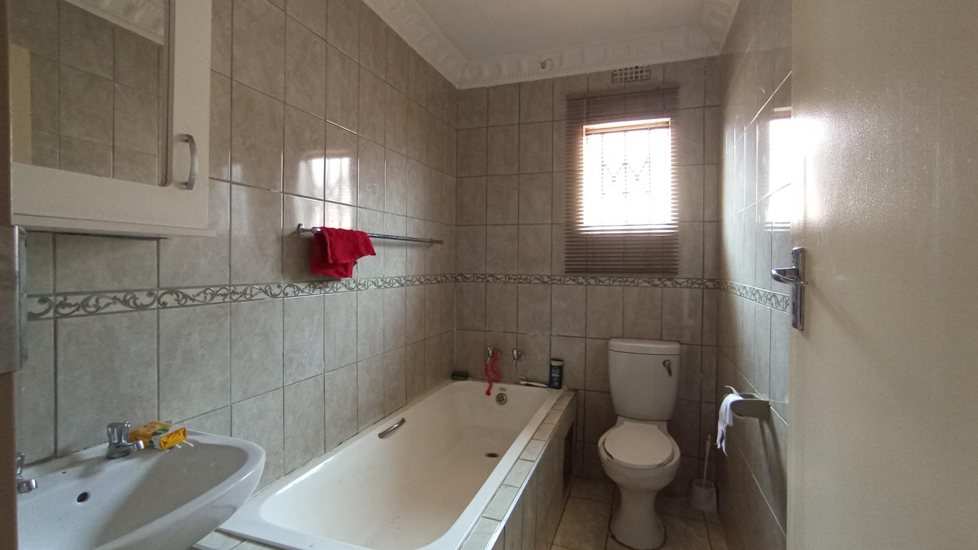 Bathroom 1 - 4 square meters of property in Mamelodi