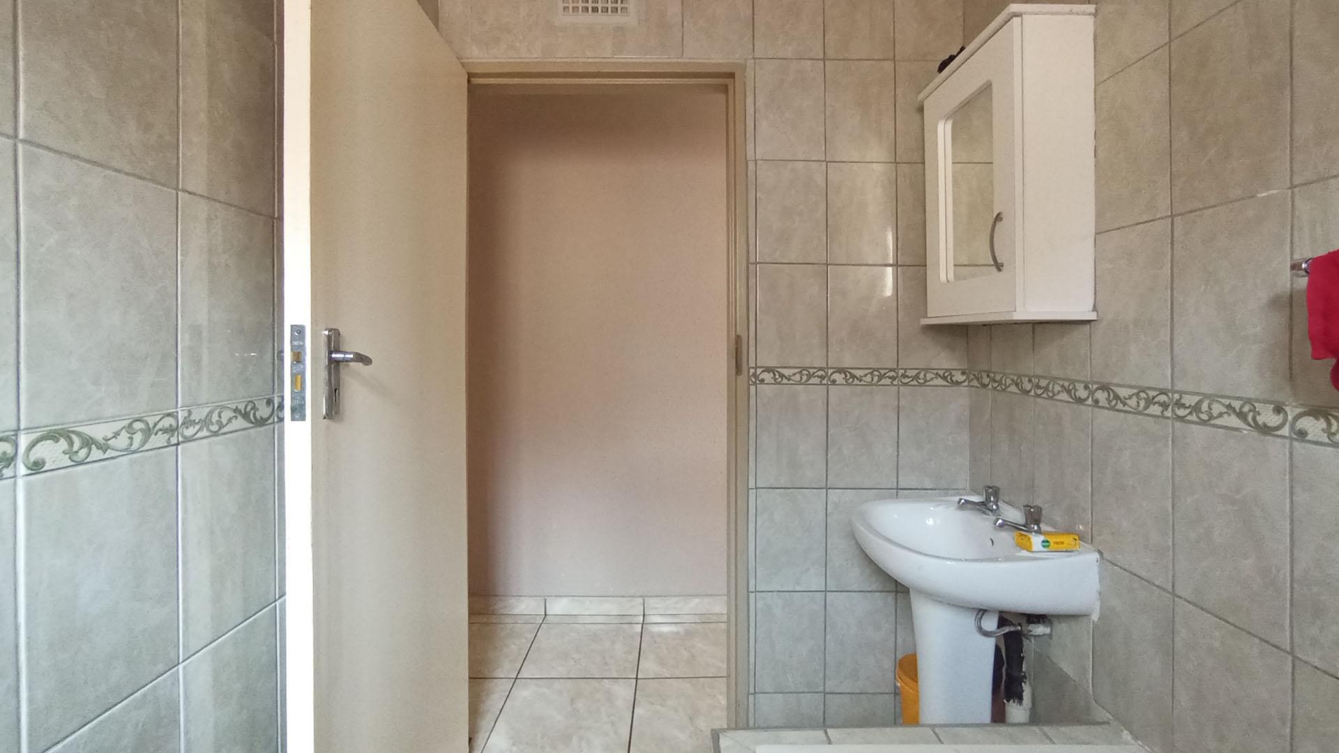 Bathroom 1 - 4 square meters of property in Mamelodi