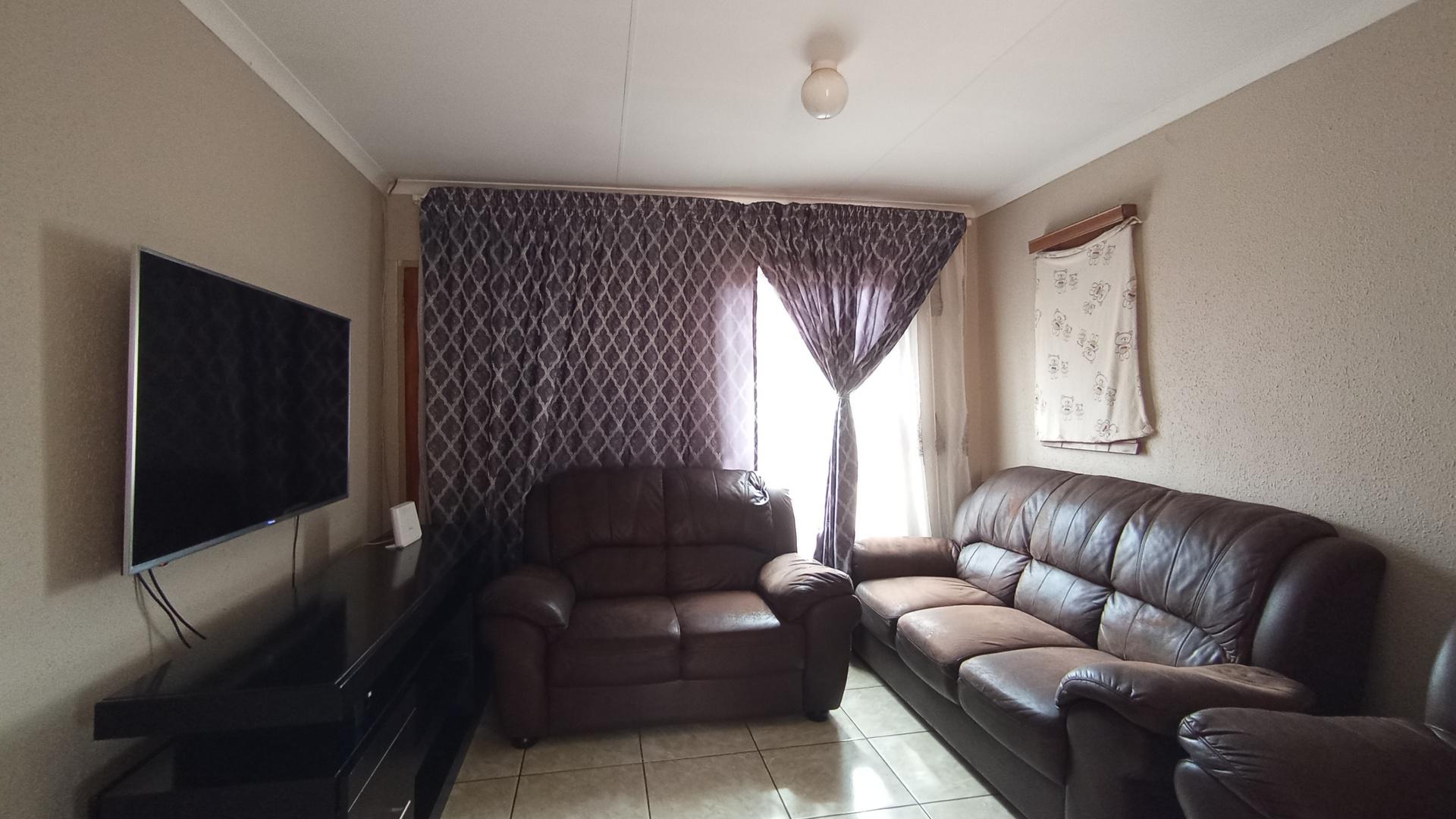 Lounges - 11 square meters of property in Mamelodi