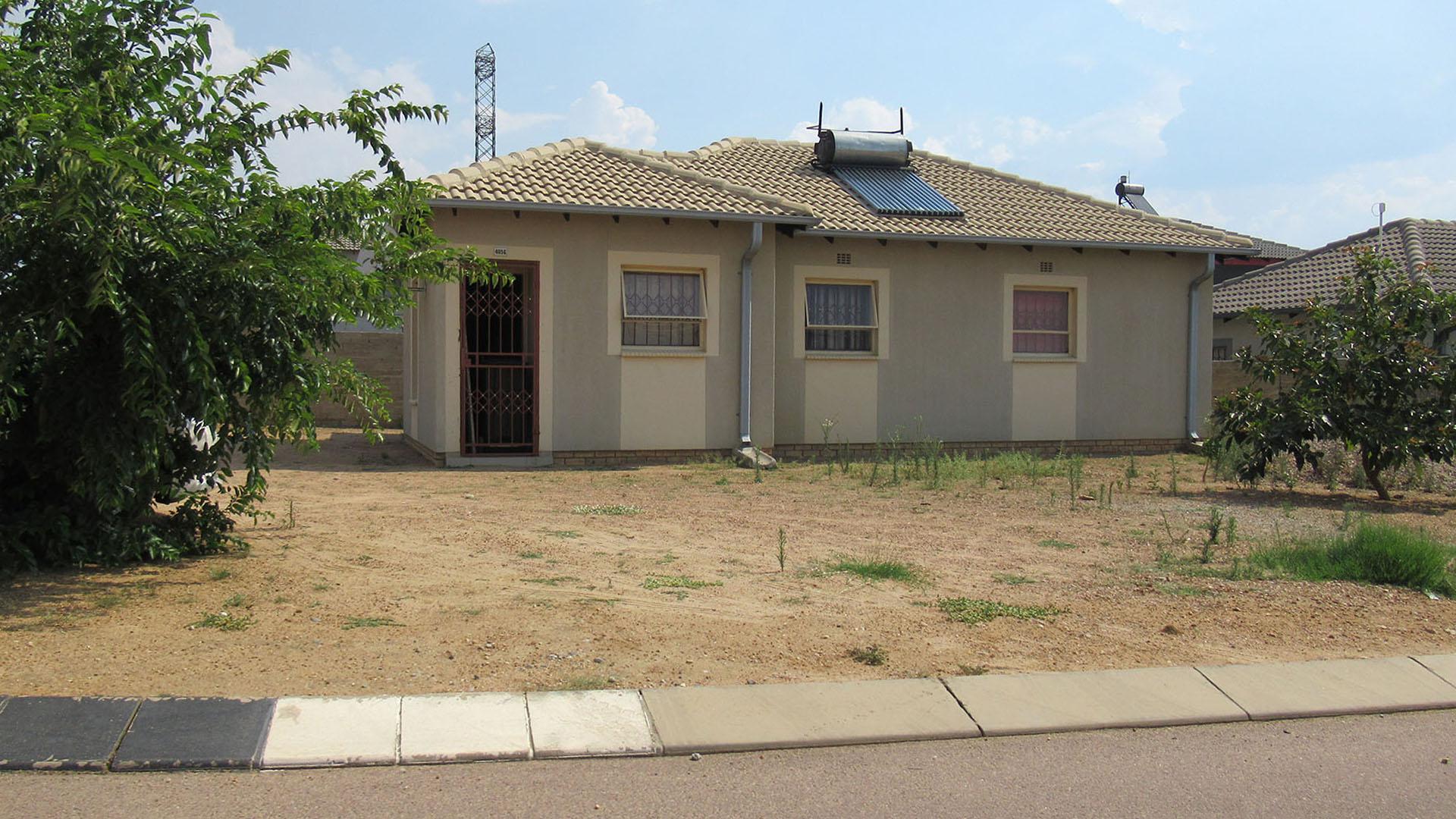 Front View of property in Riverside View