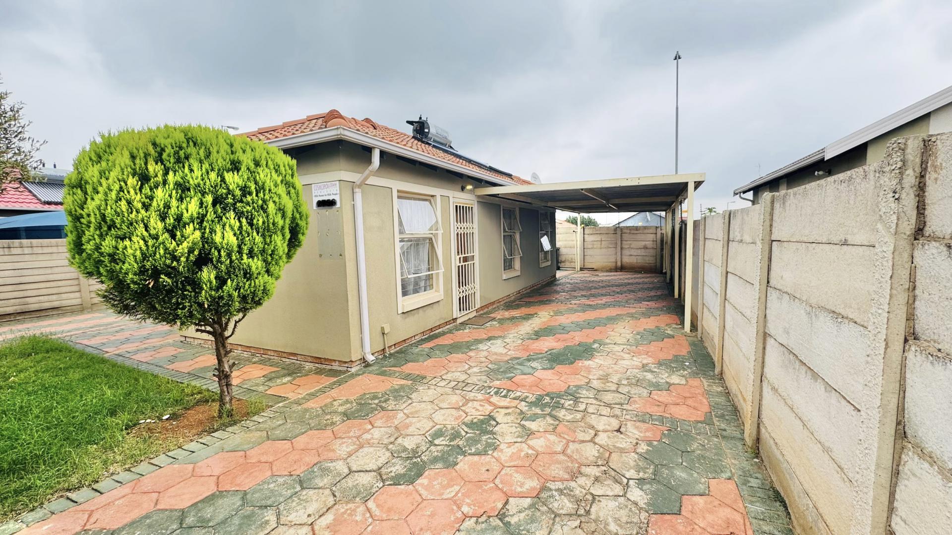 Front View of property in Rosslyn