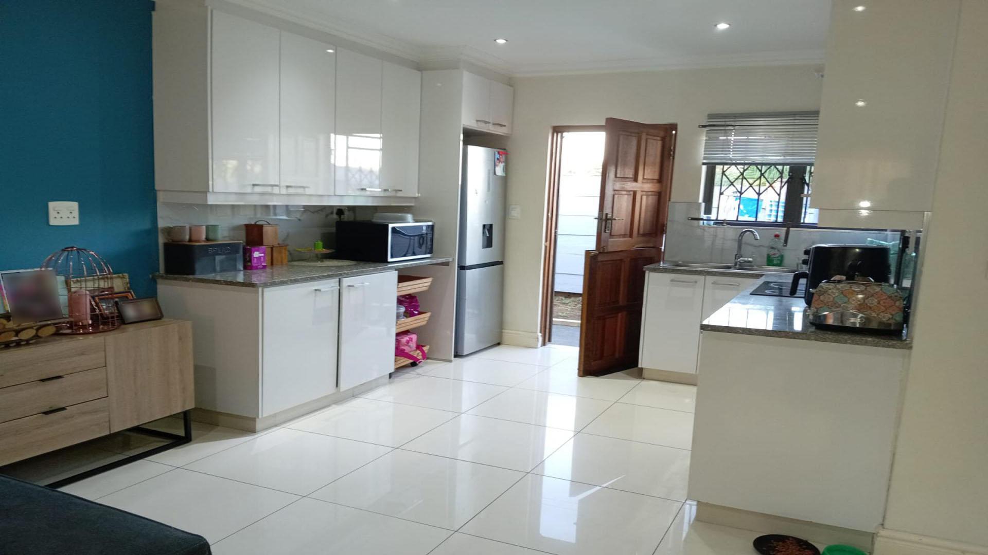 Kitchen of property in Memorial Park 