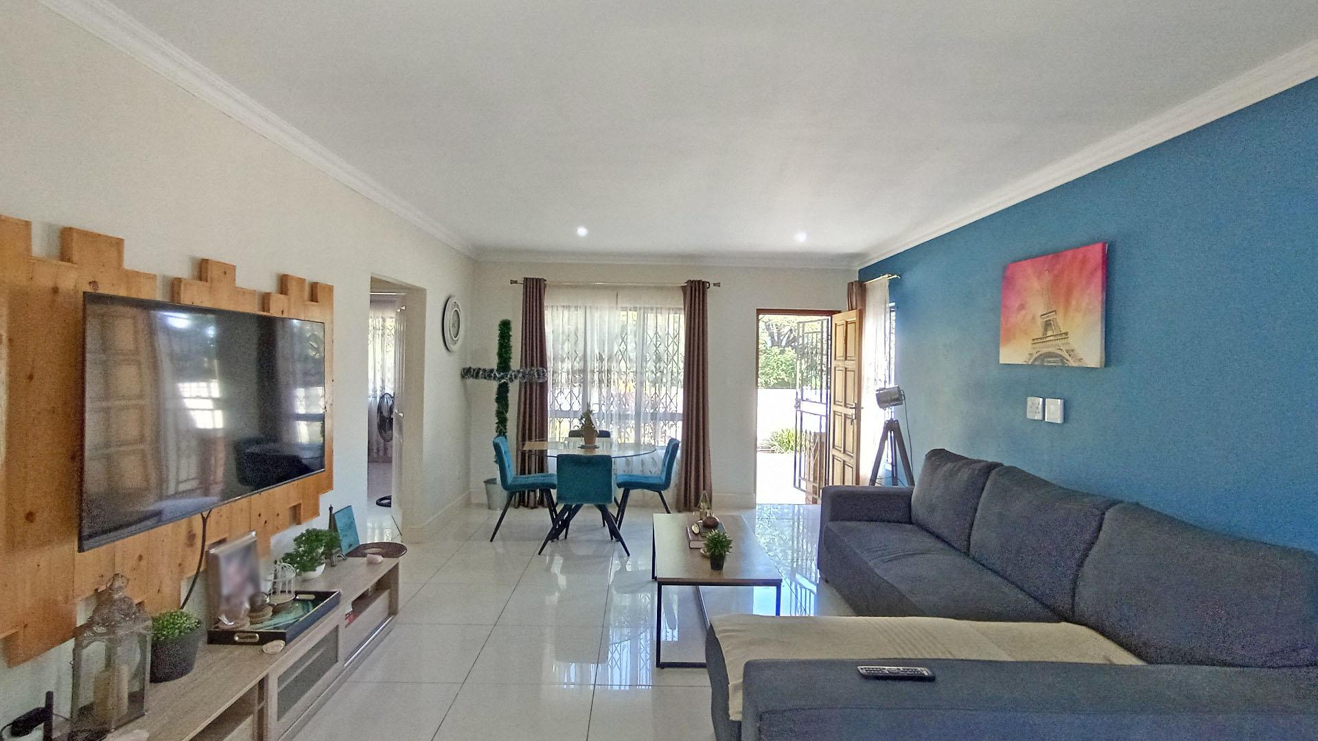 Lounges - 31 square meters of property in Memorial Park 