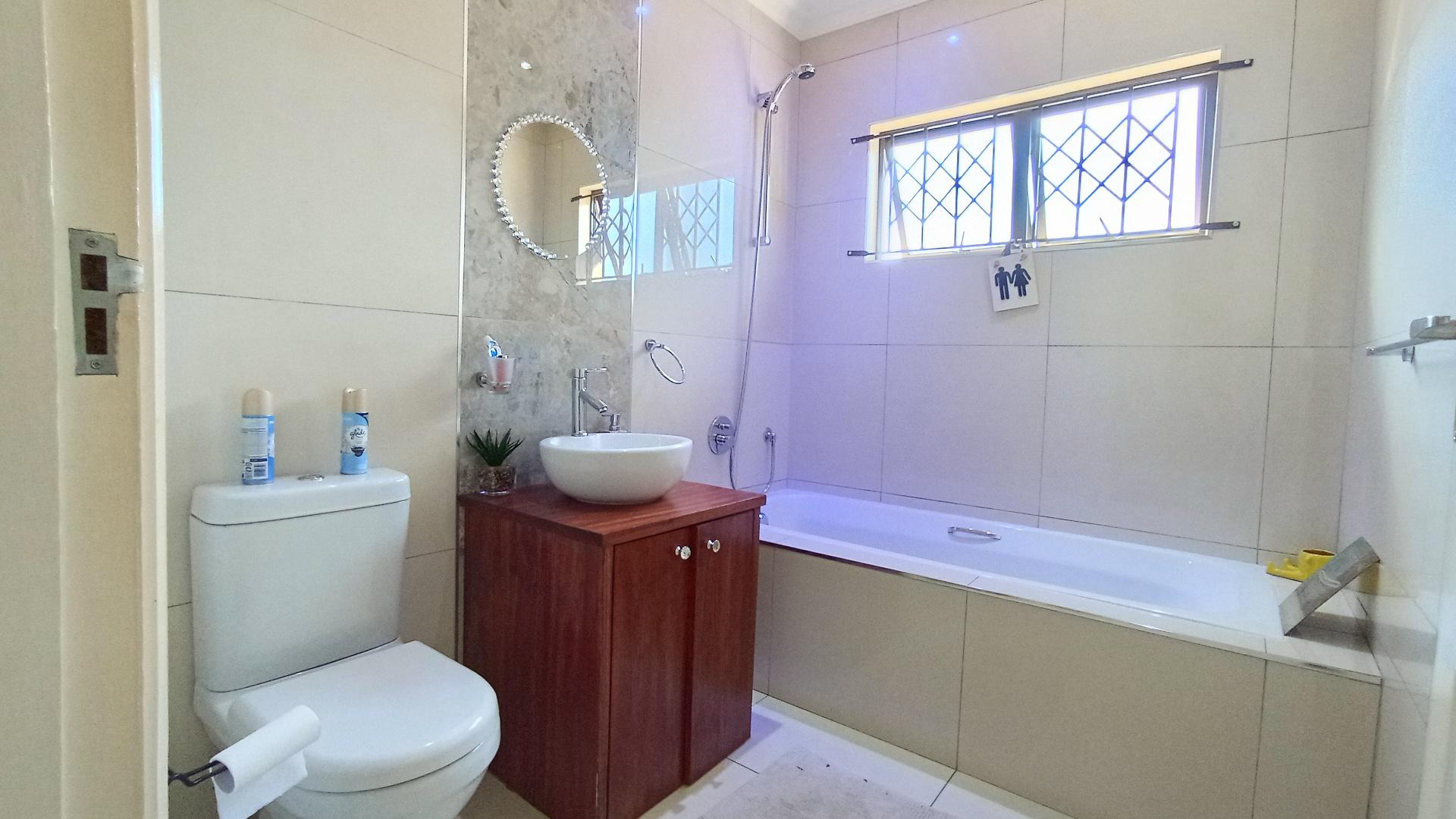 Bathroom 1 - 6 square meters of property in Memorial Park 