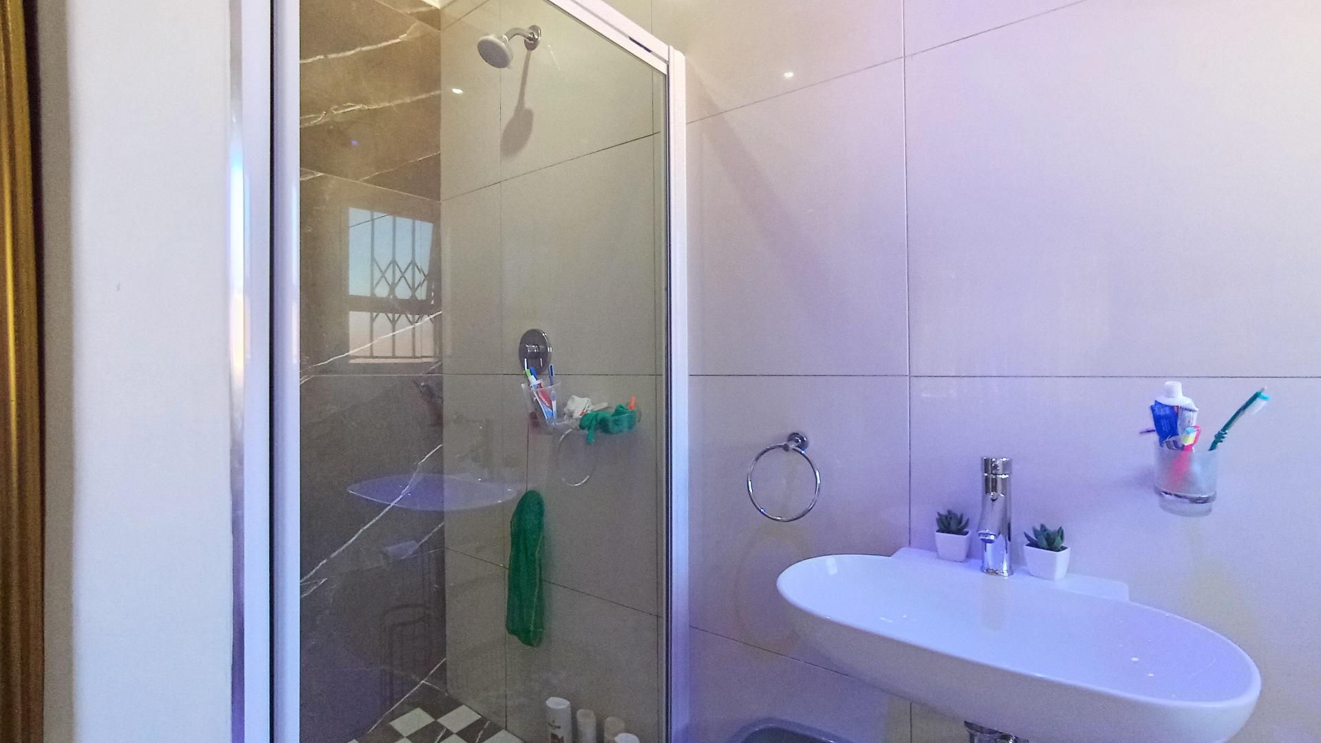 Main Bathroom - 4 square meters of property in Memorial Park 