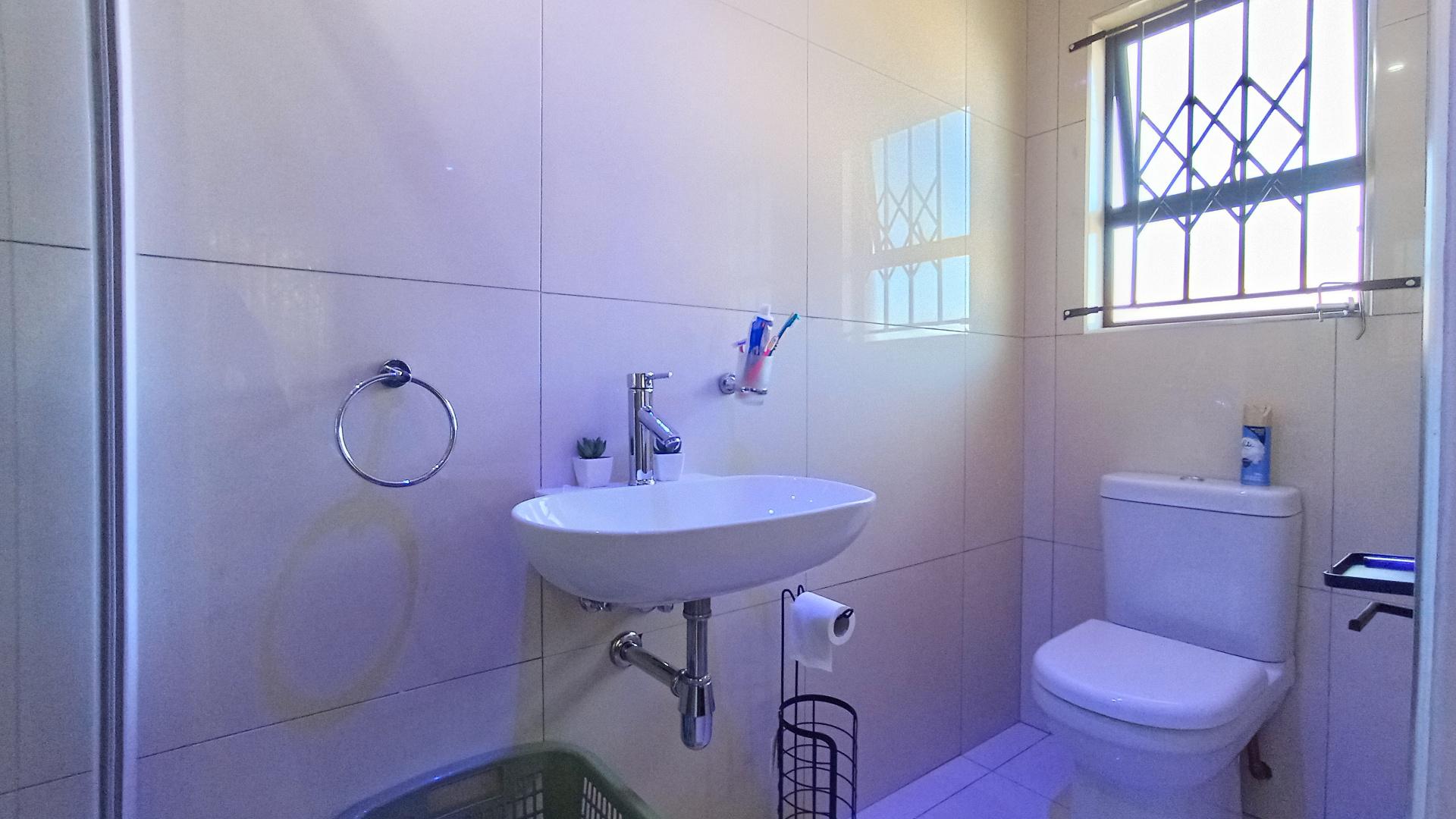 Main Bathroom - 4 square meters of property in Memorial Park 