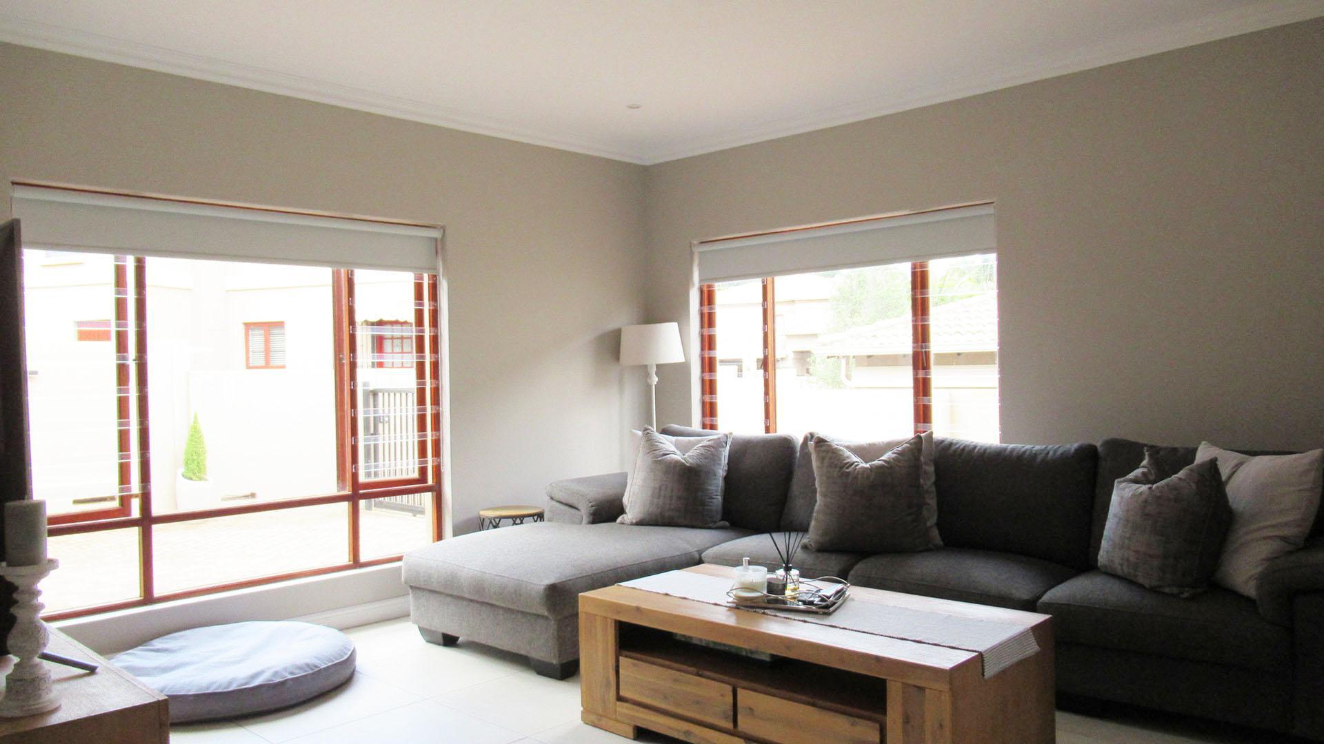 Lounges - 17 square meters of property in Chancliff Ridge