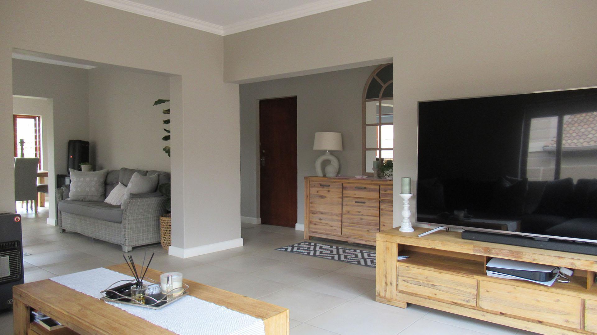 Lounges - 17 square meters of property in Chancliff Ridge