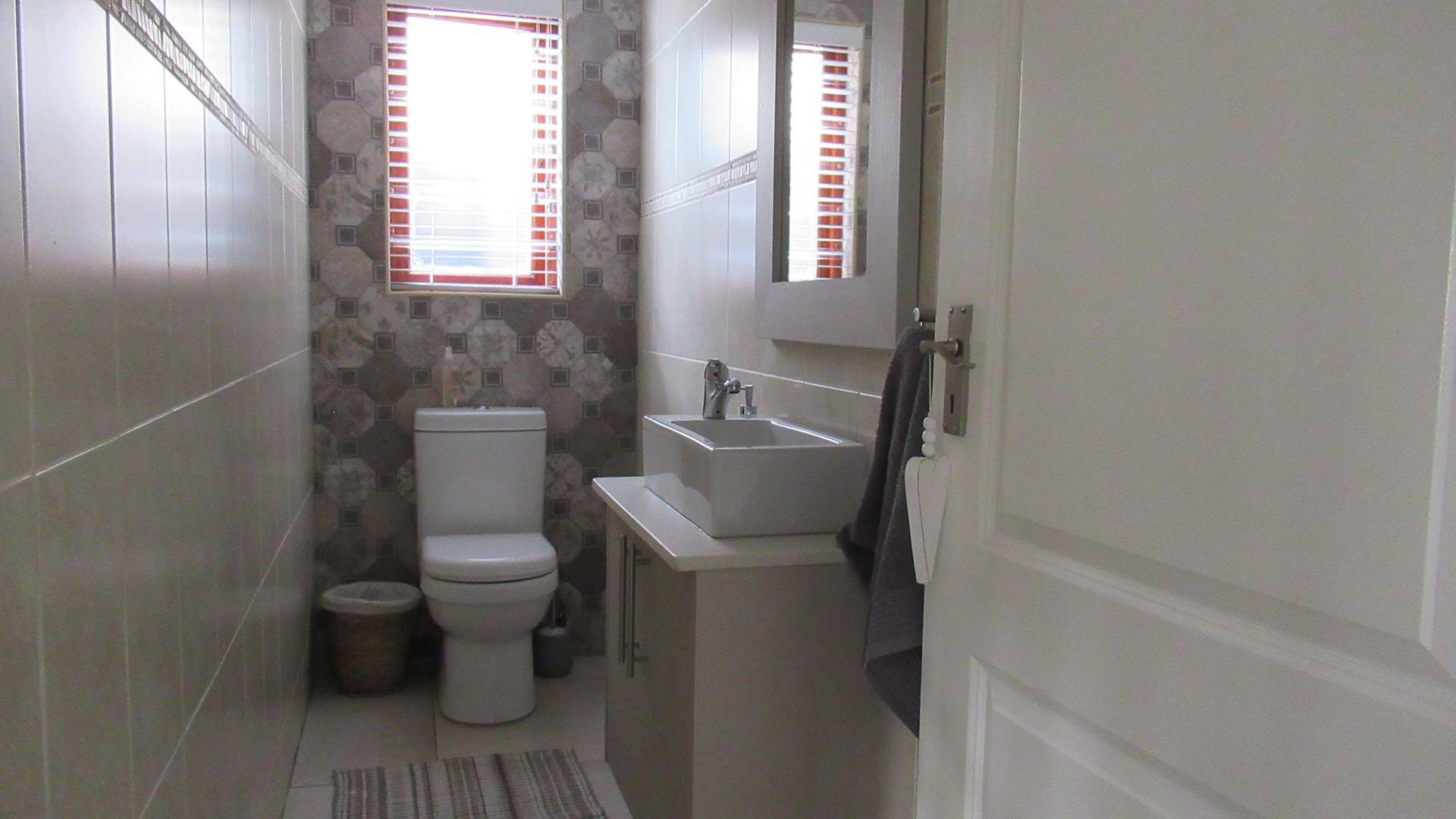 Bathroom 2 - 7 square meters of property in Chancliff Ridge