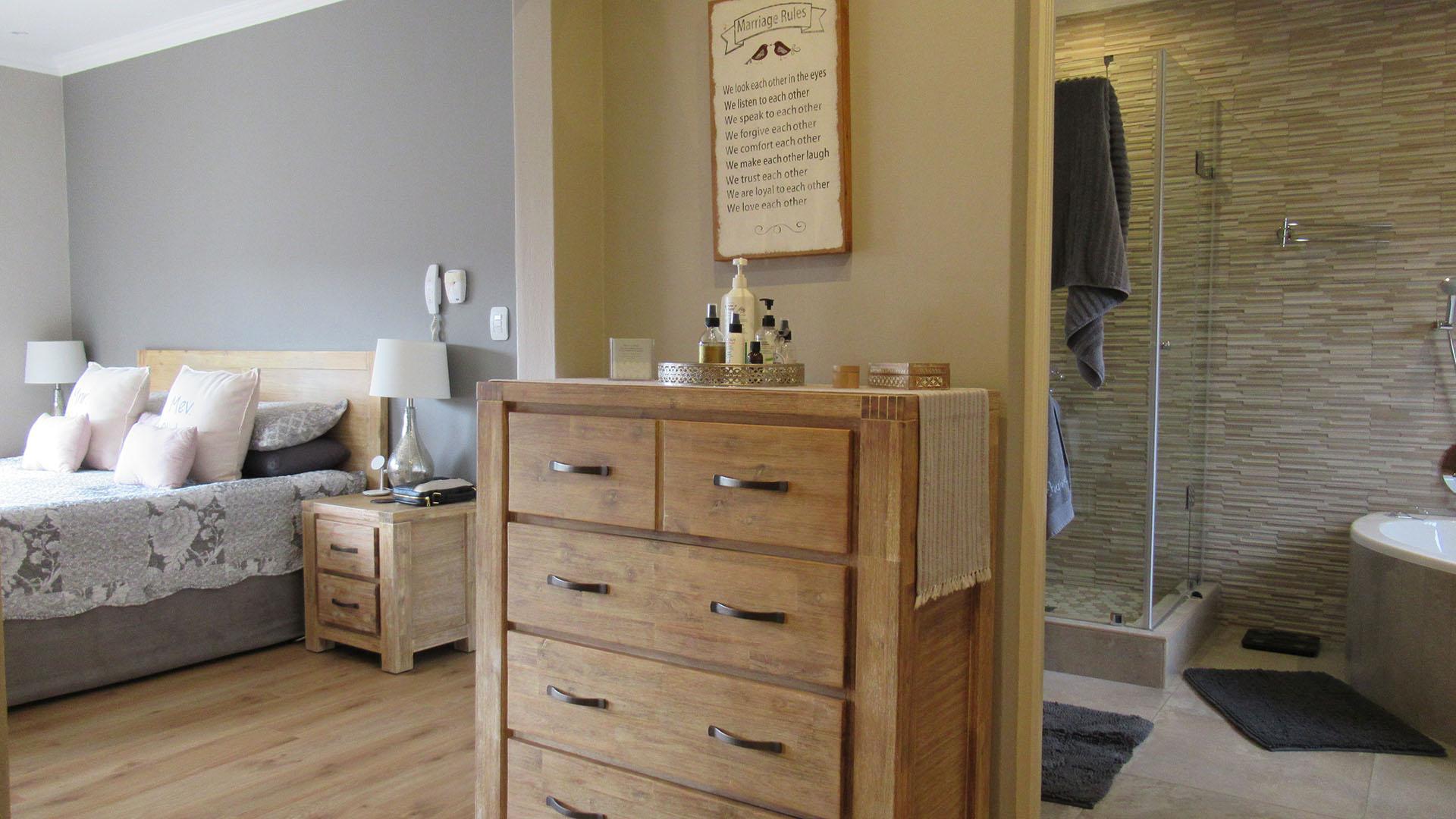 Main Bedroom - 24 square meters of property in Chancliff Ridge