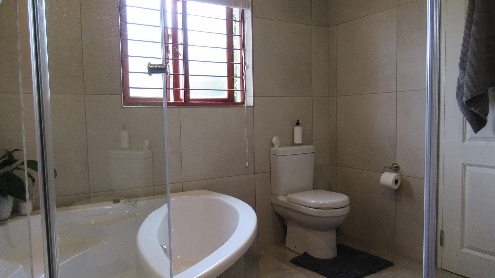 Main Bathroom - 9 square meters of property in Chancliff Ridge