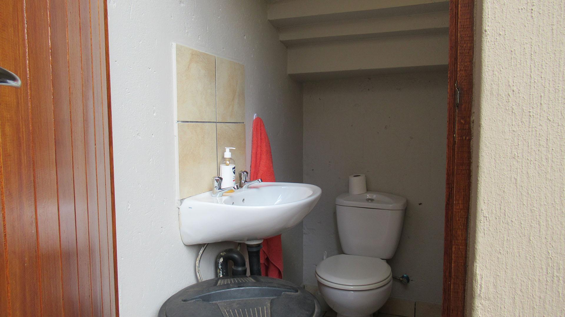 Staff Bathroom of property in Chancliff Ridge