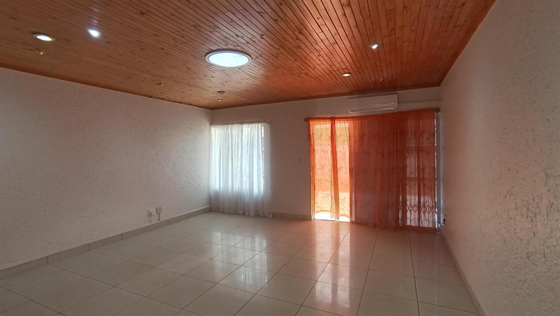 Lounges - 24 square meters of property in Vanderbijlpark