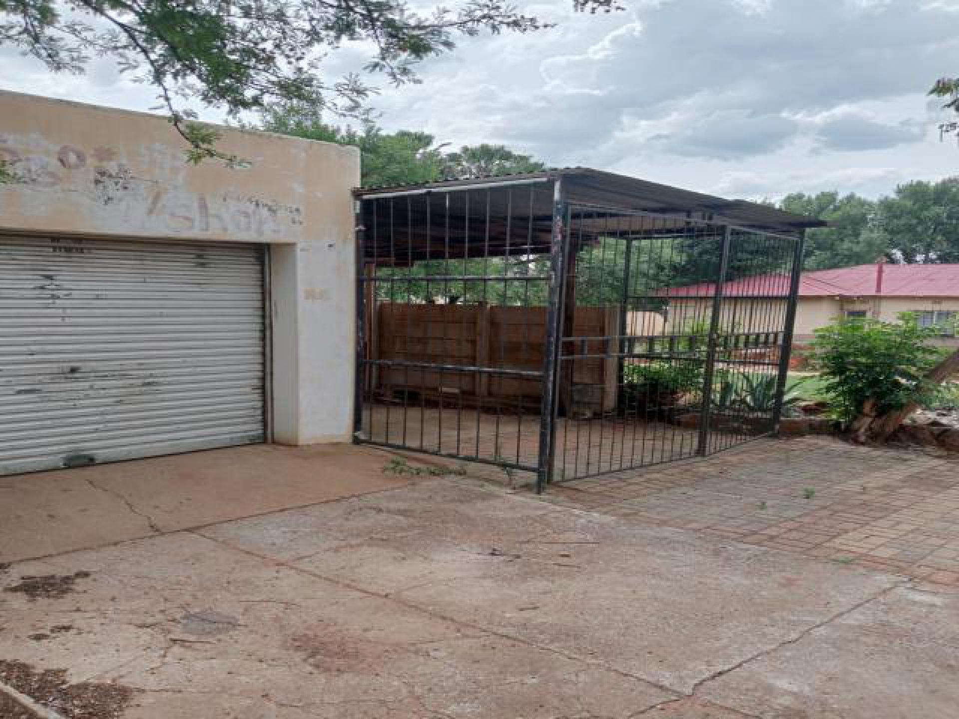 Backyard of property in Roosheuwel