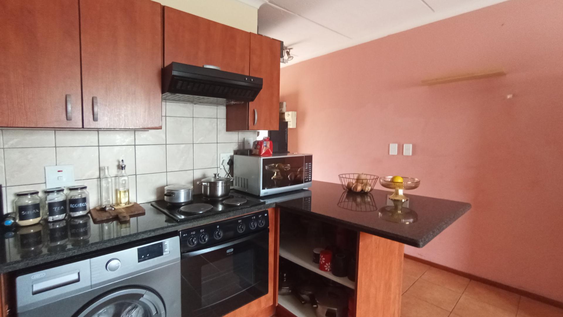 Kitchen - 8 square meters of property in Erand Gardens