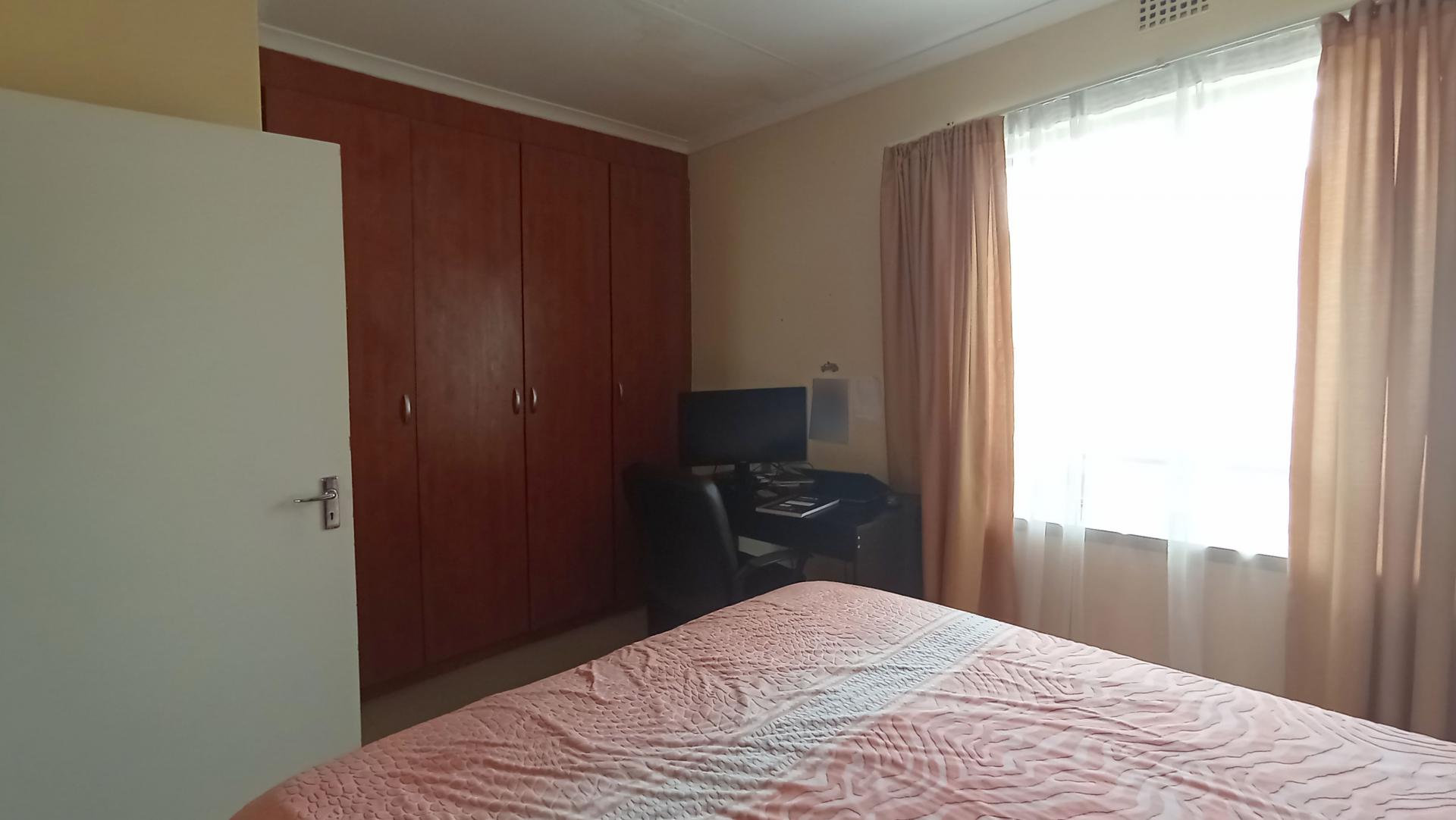 Bed Room 2 of property in Erand Gardens