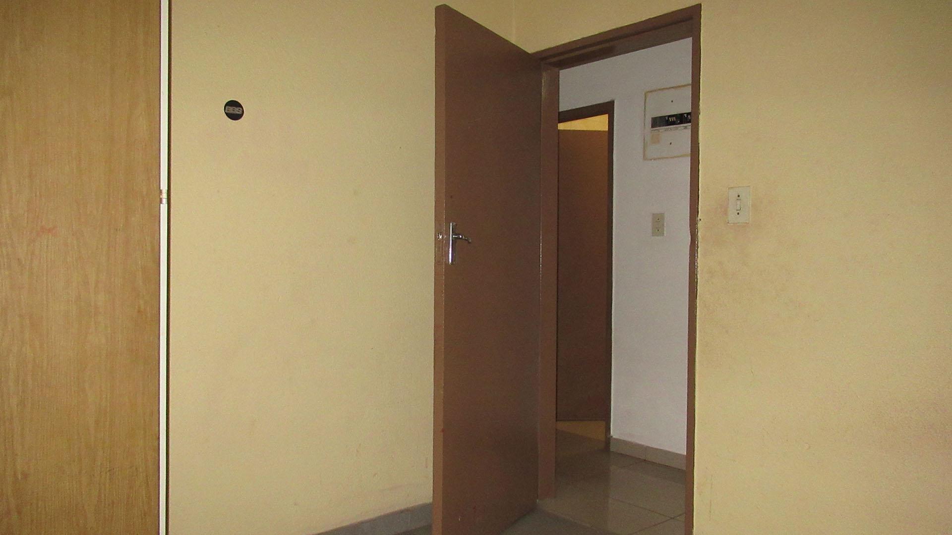 Bed Room 1 - 13 square meters of property in Vosloorus