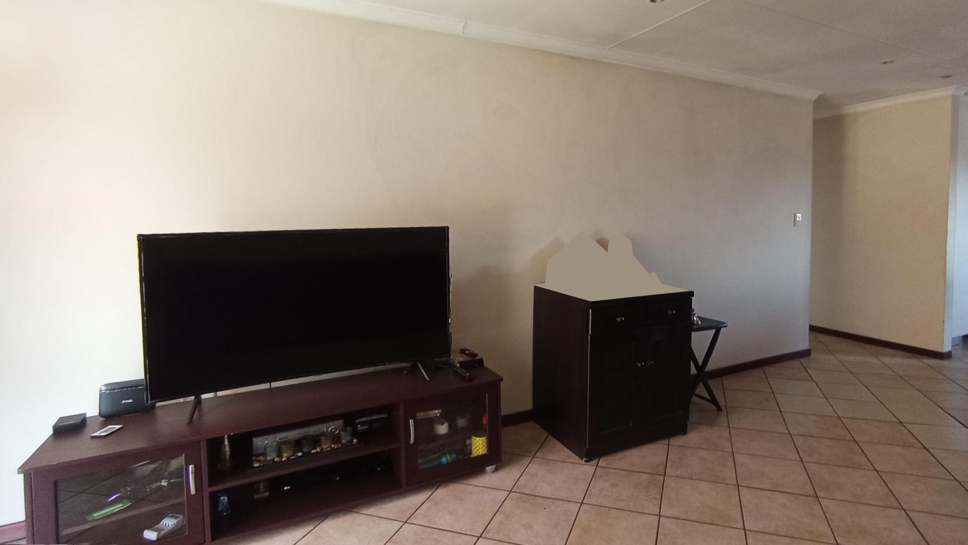 Lounges - 14 square meters of property in Maroeladal