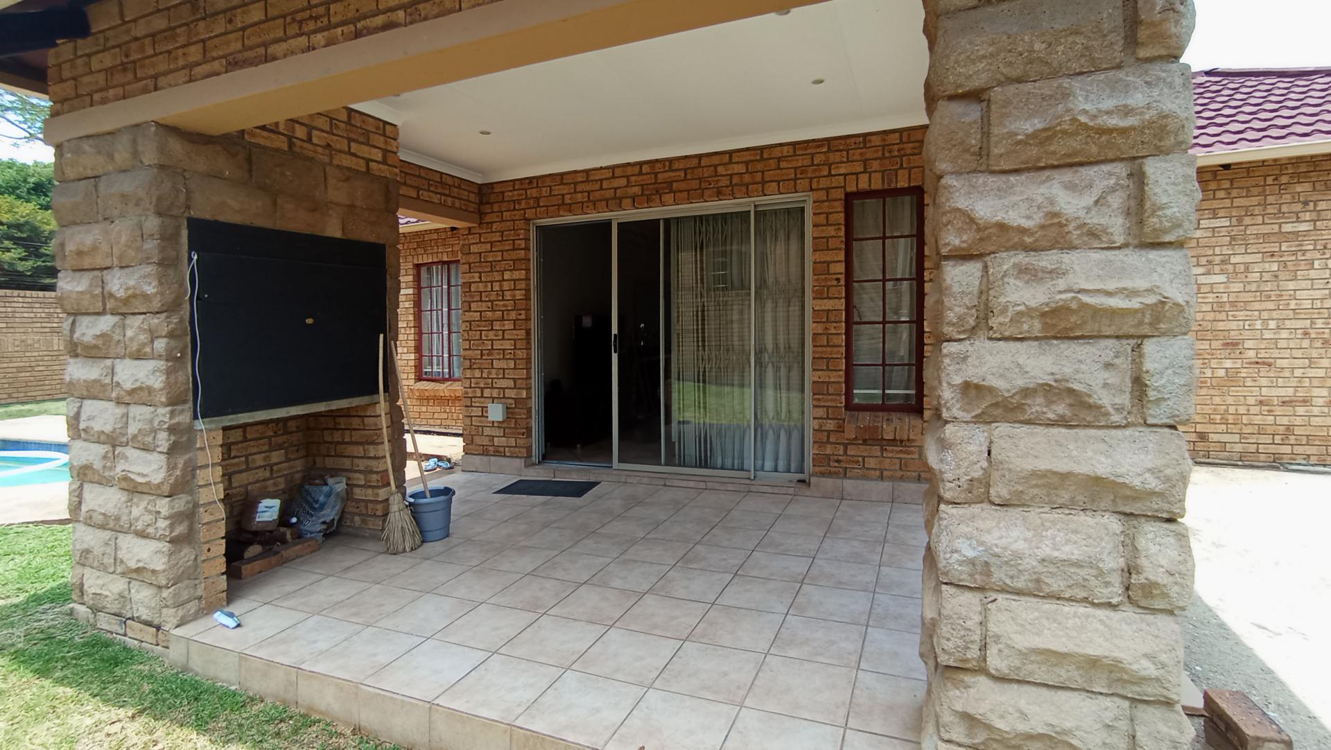 Patio - 13 square meters of property in Maroeladal