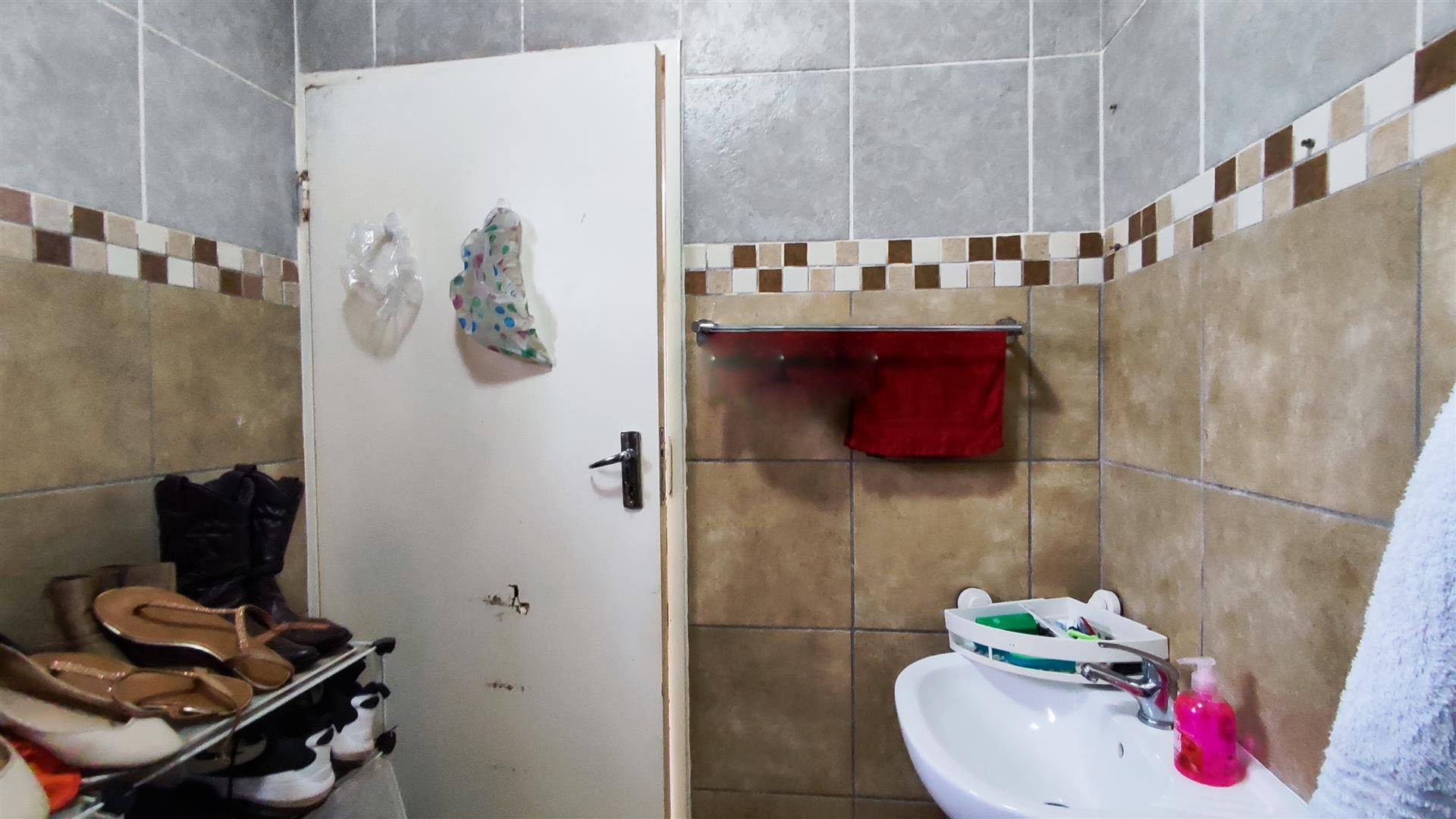 Main Bathroom - 5 square meters of property in Albertsdal