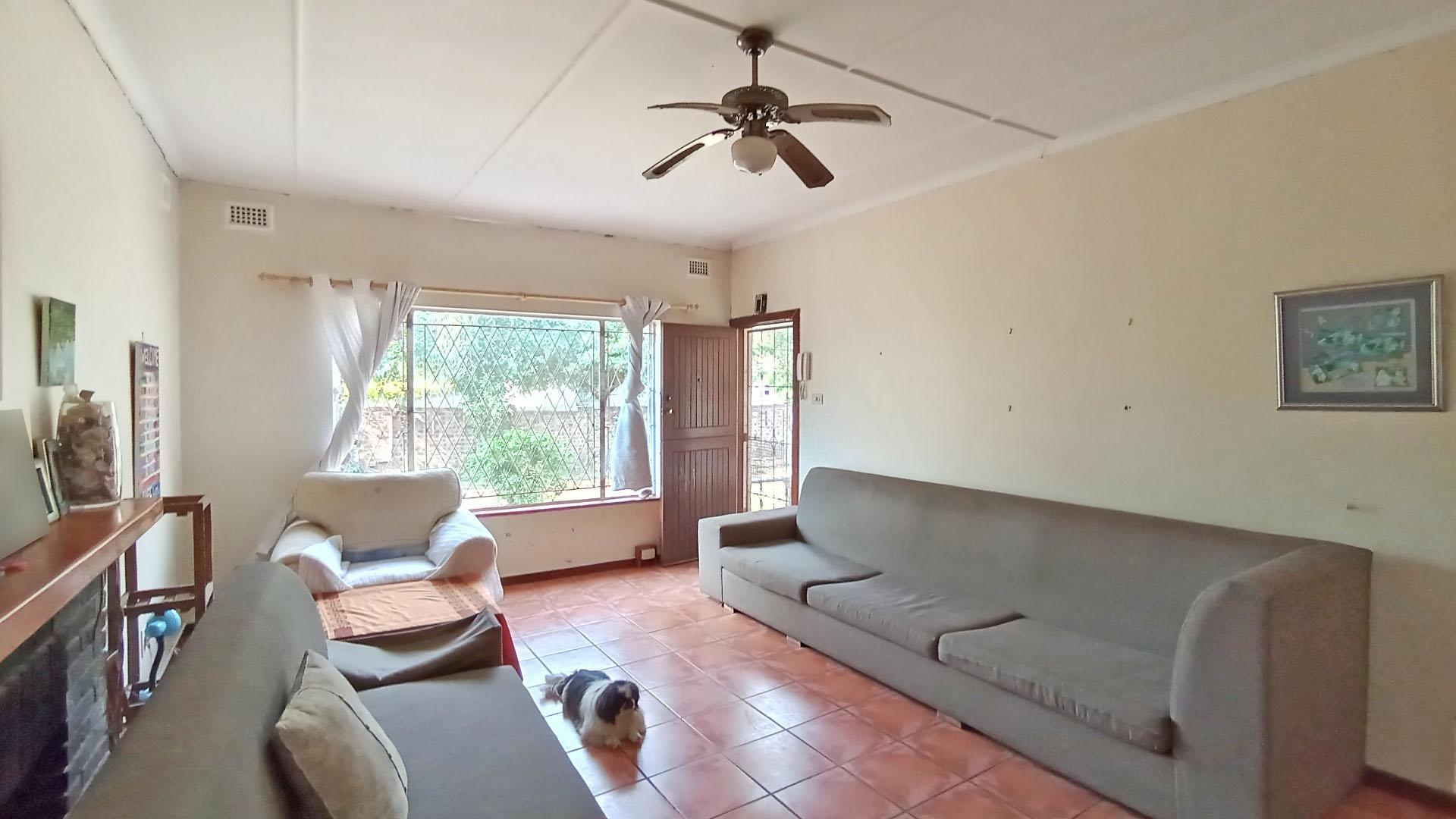 Lounges - 31 square meters of property in Pelham