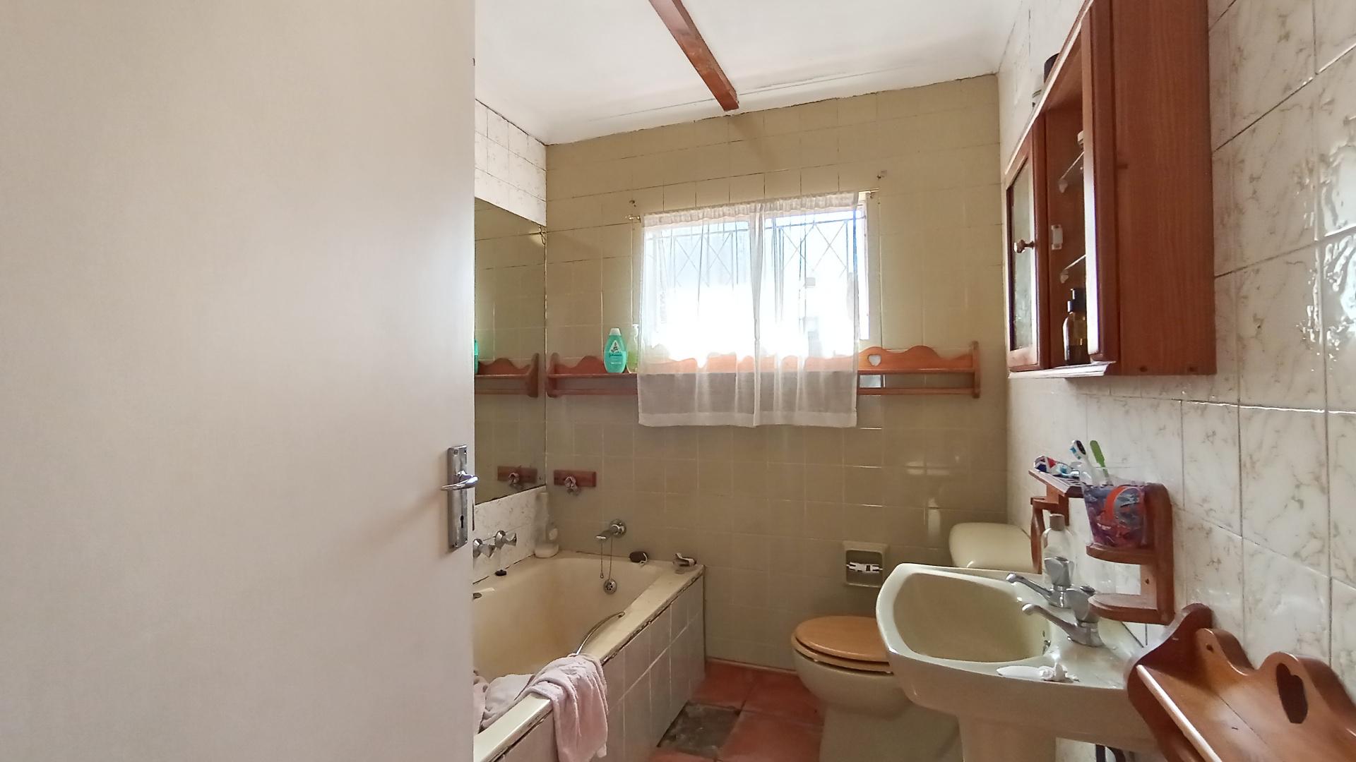 Bathroom 2 - 7 square meters of property in Pelham