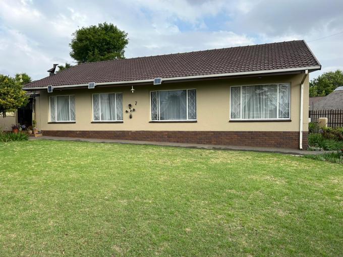 4 Bedroom Freehold Residence for Sale For Sale in Witpoortjie - MR604953