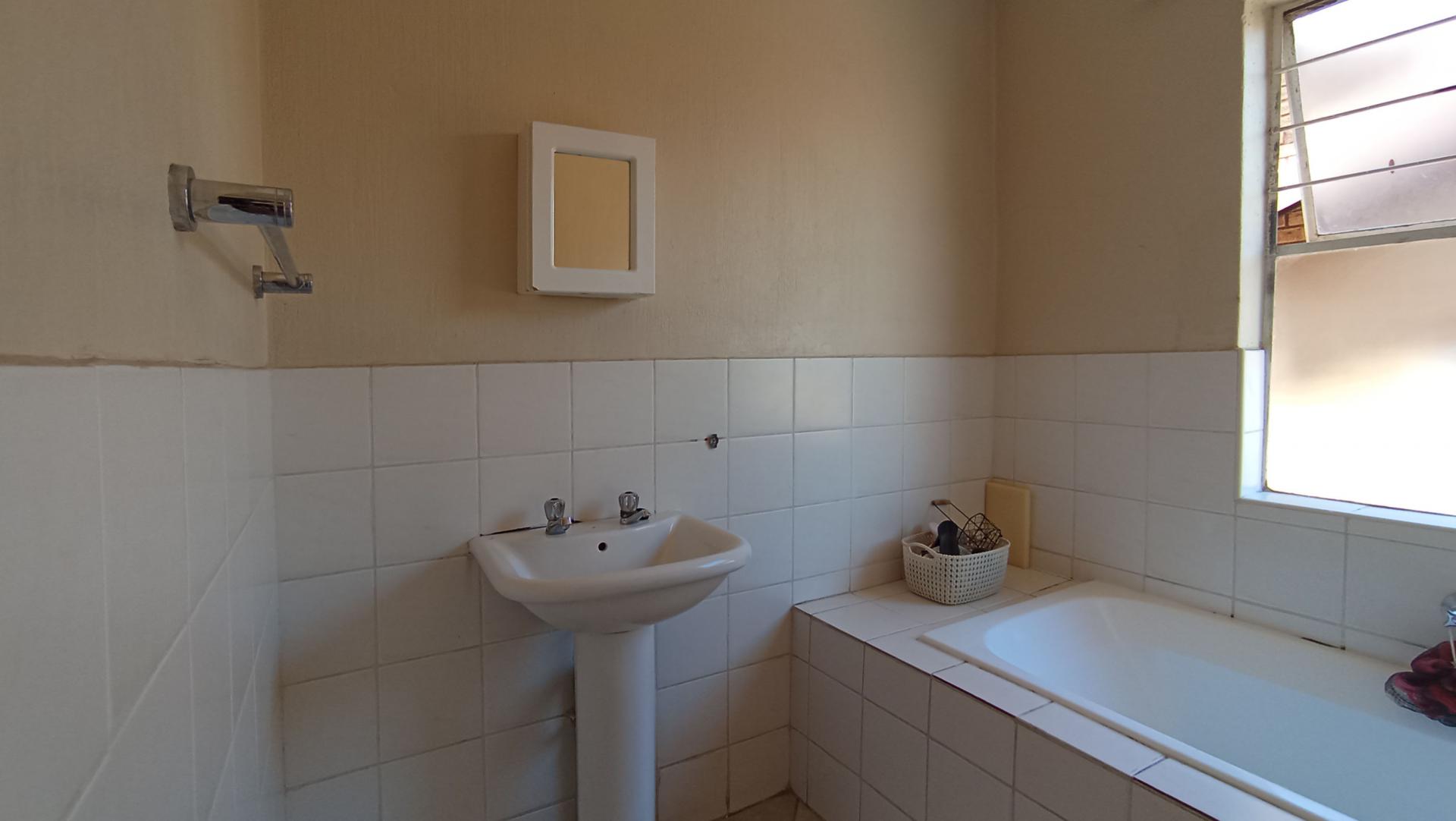 Bathroom 1 - 6 square meters of property in Honey Park
