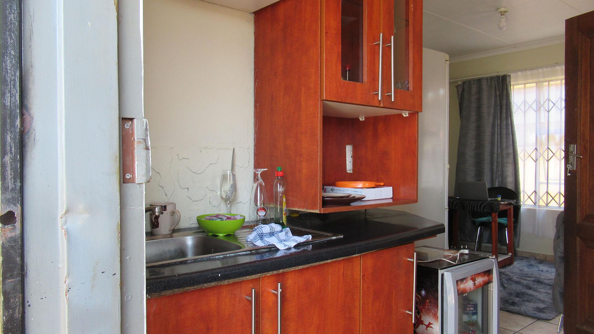 Kitchen - 6 square meters of property in Fleurhof