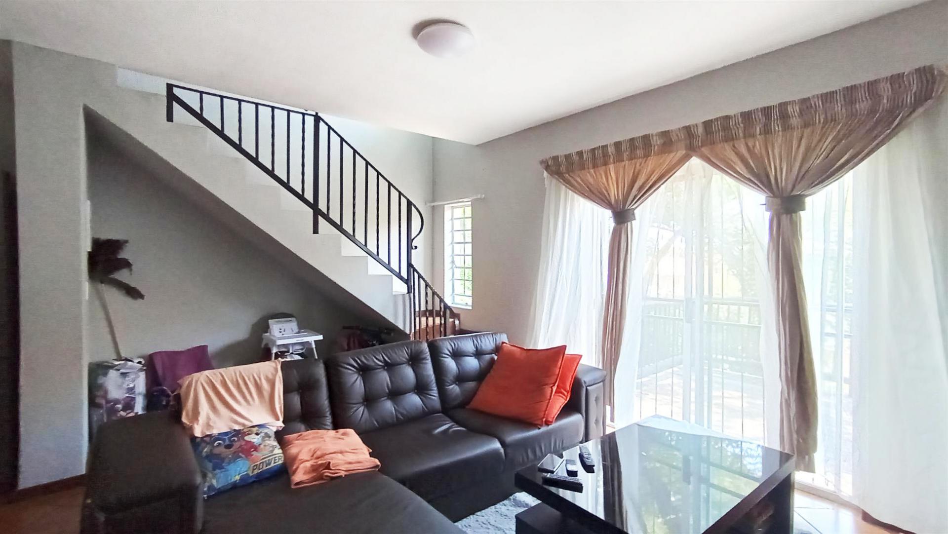 Lounges - 22 square meters of property in La Montagne