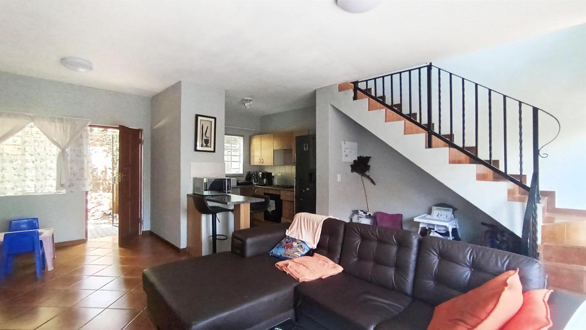 Lounges - 22 square meters of property in La Montagne