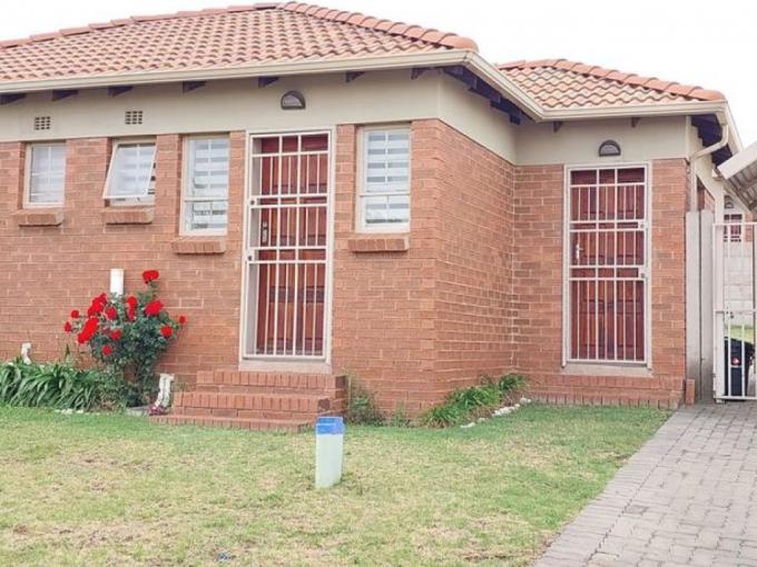 2 Bedroom House for Sale For Sale in Olievenhoutbos - MR605012