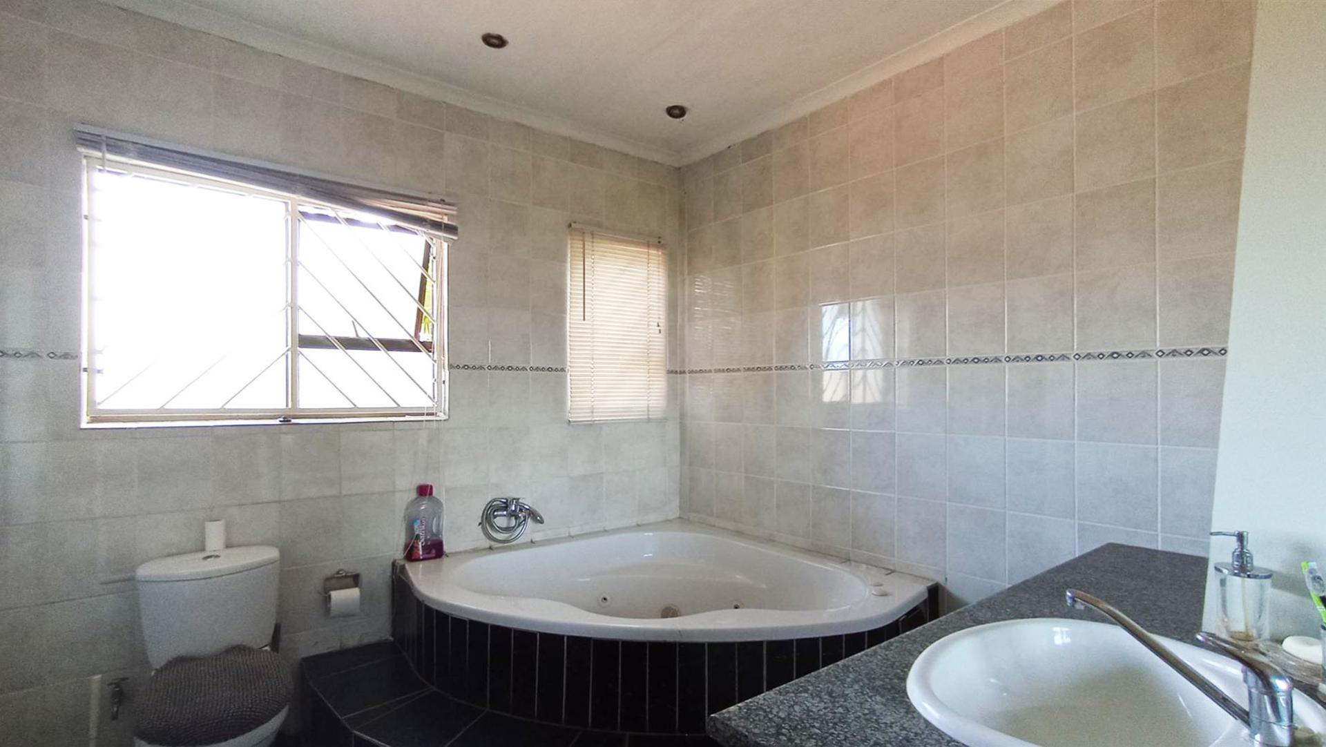 Bathroom 1 - 11 square meters of property in Laudium