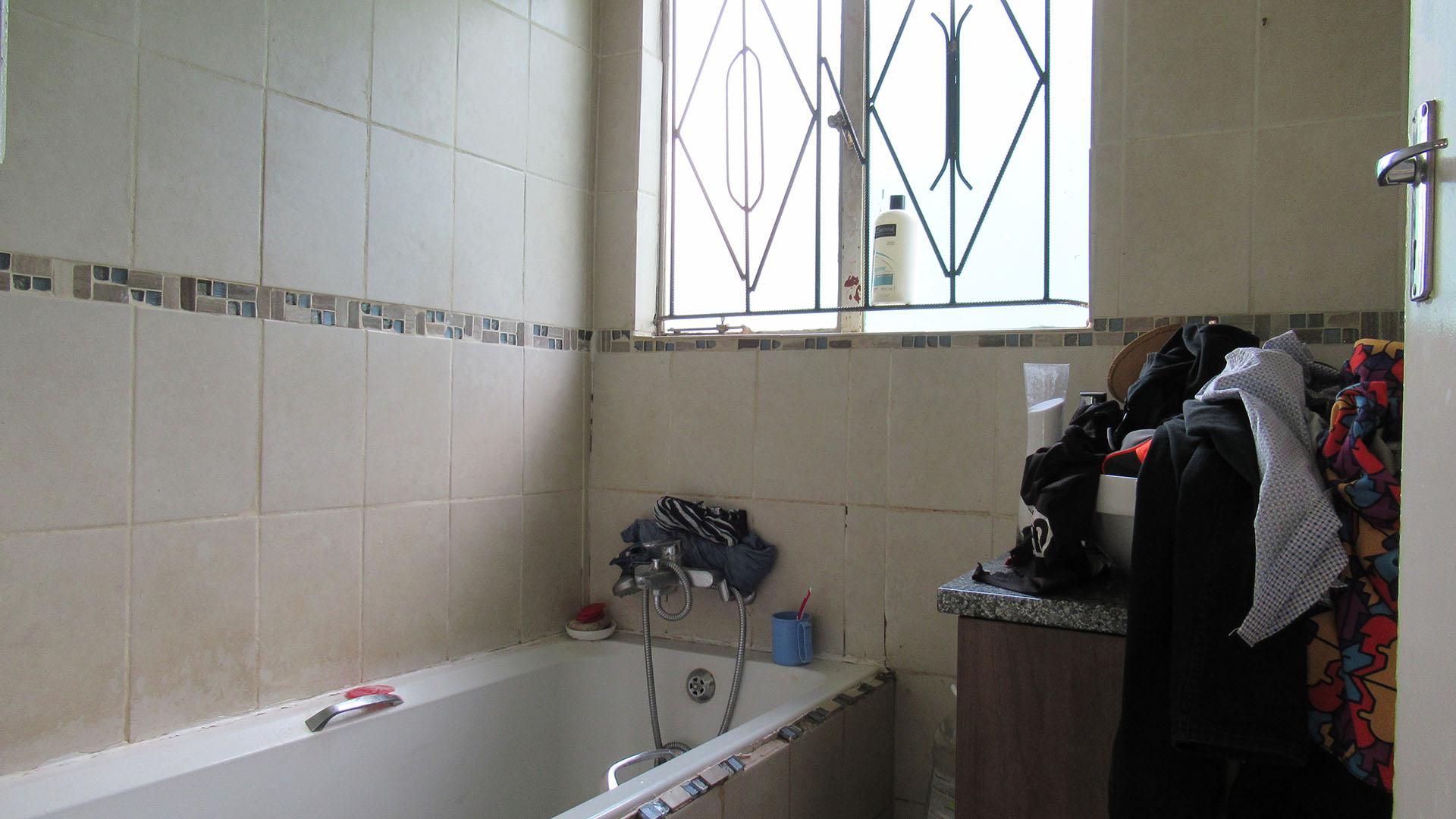 Bathroom 1 - 2 square meters of property in Mapleton