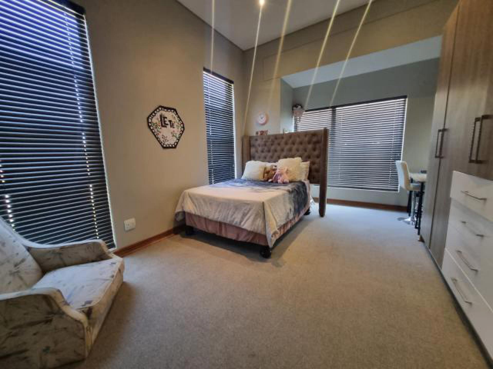 Bed Room 1 of property in Bloemfontein