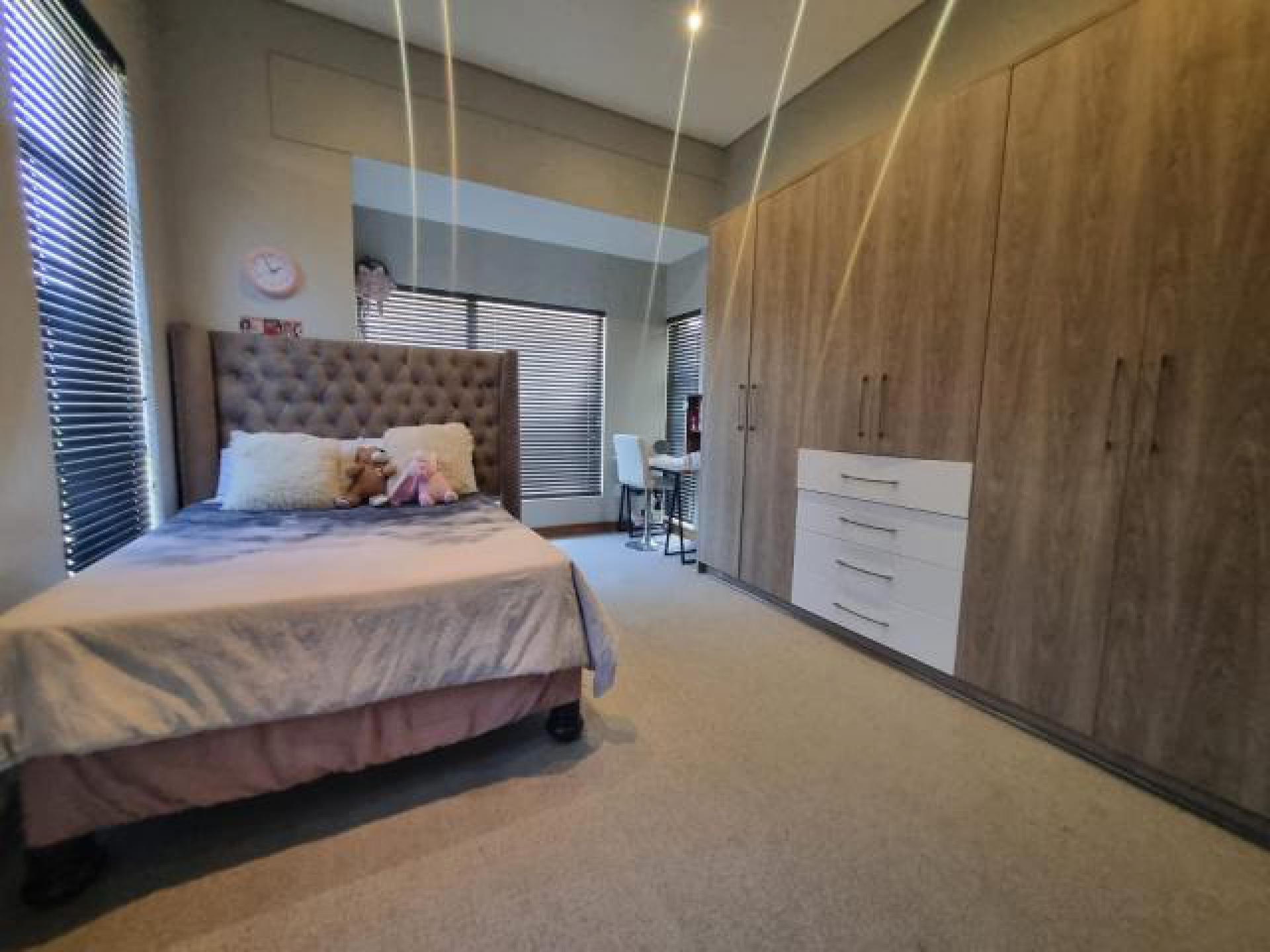 Bed Room 1 of property in Bloemfontein
