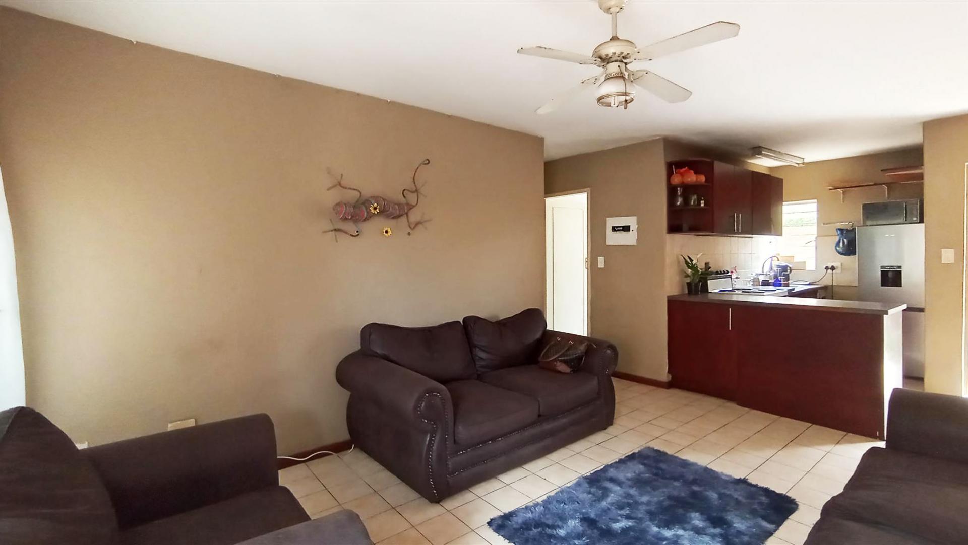 Lounges - 20 square meters of property in Willow Park Manor